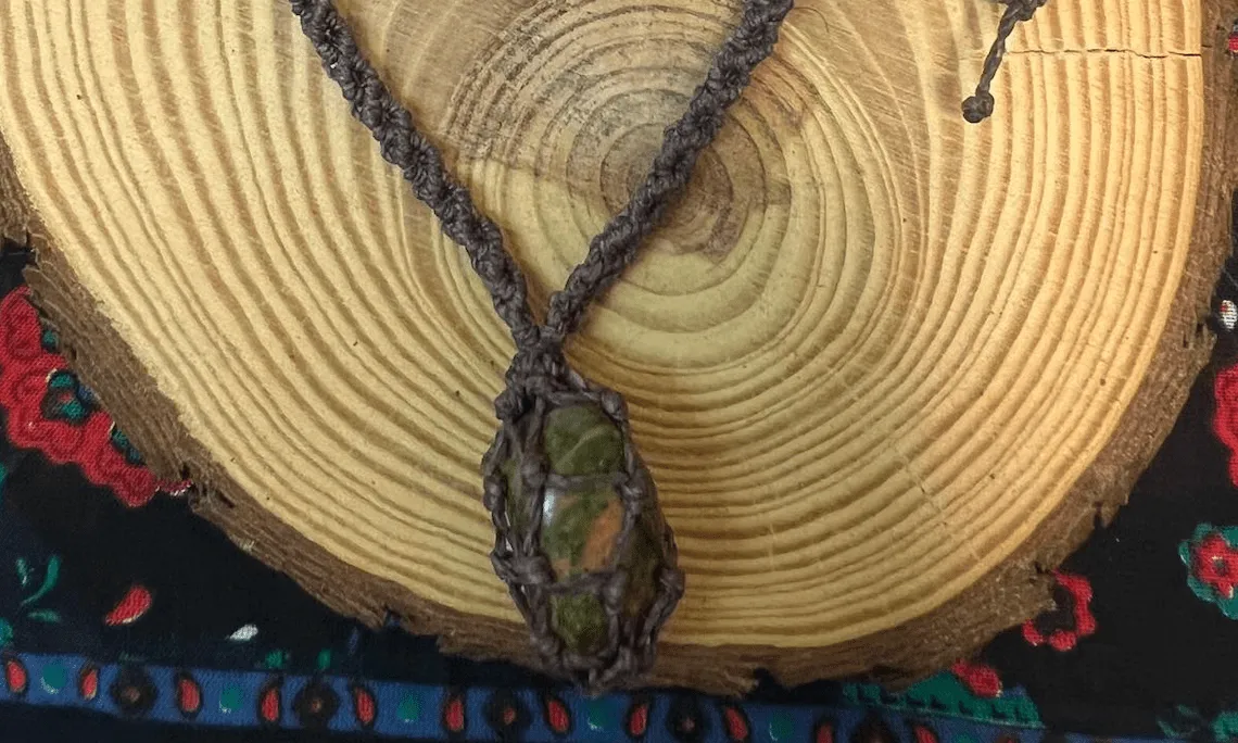 Colgante de macramé con unakita