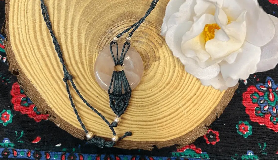 Colgante de macramé con cuarzo rosa - Imagen 2