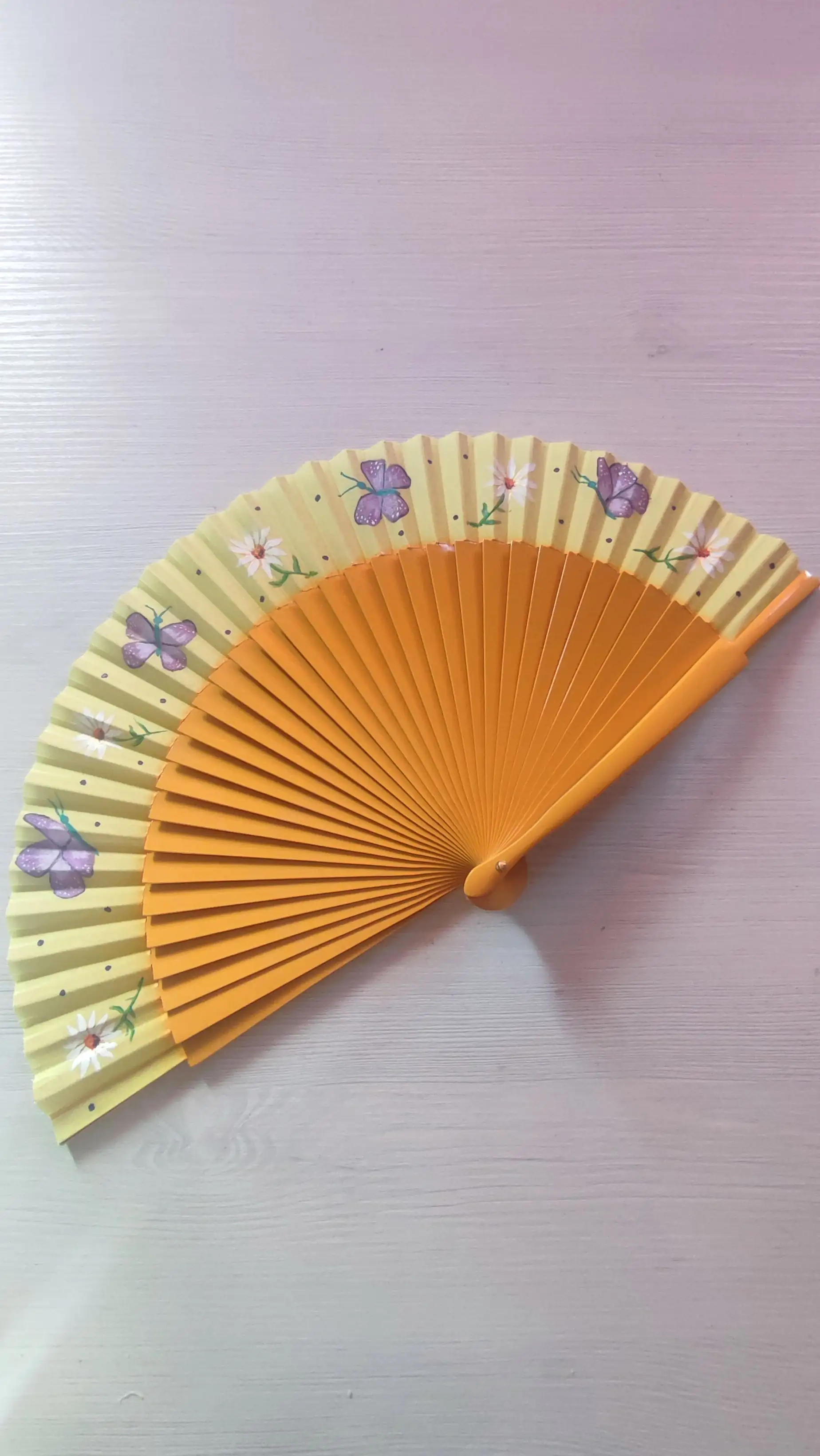 Abanico pintado a mano con margaritas y mariposas lilas