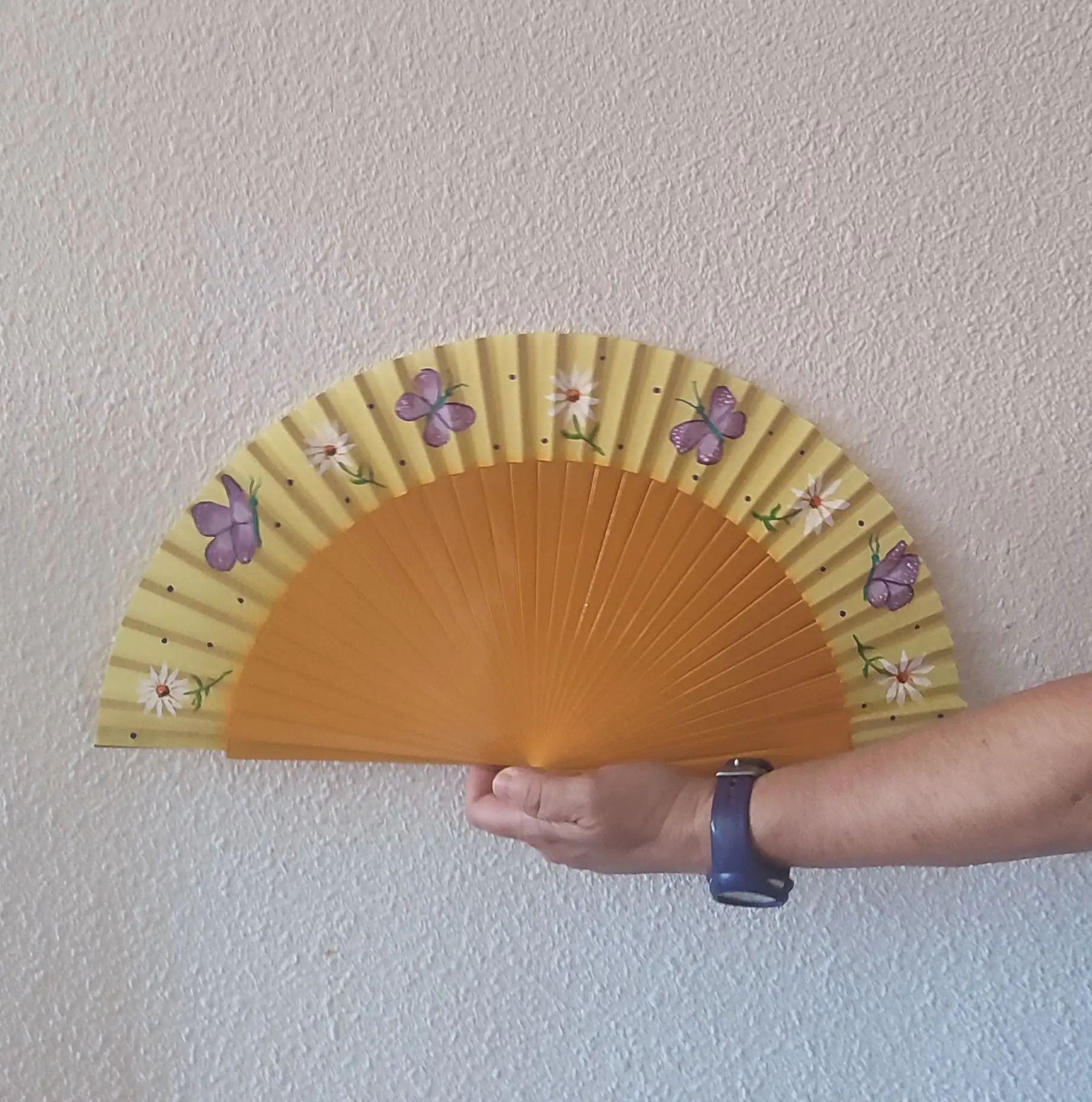 Abanico pintado a mano con margaritas y mariposas lilas - Imagen 2