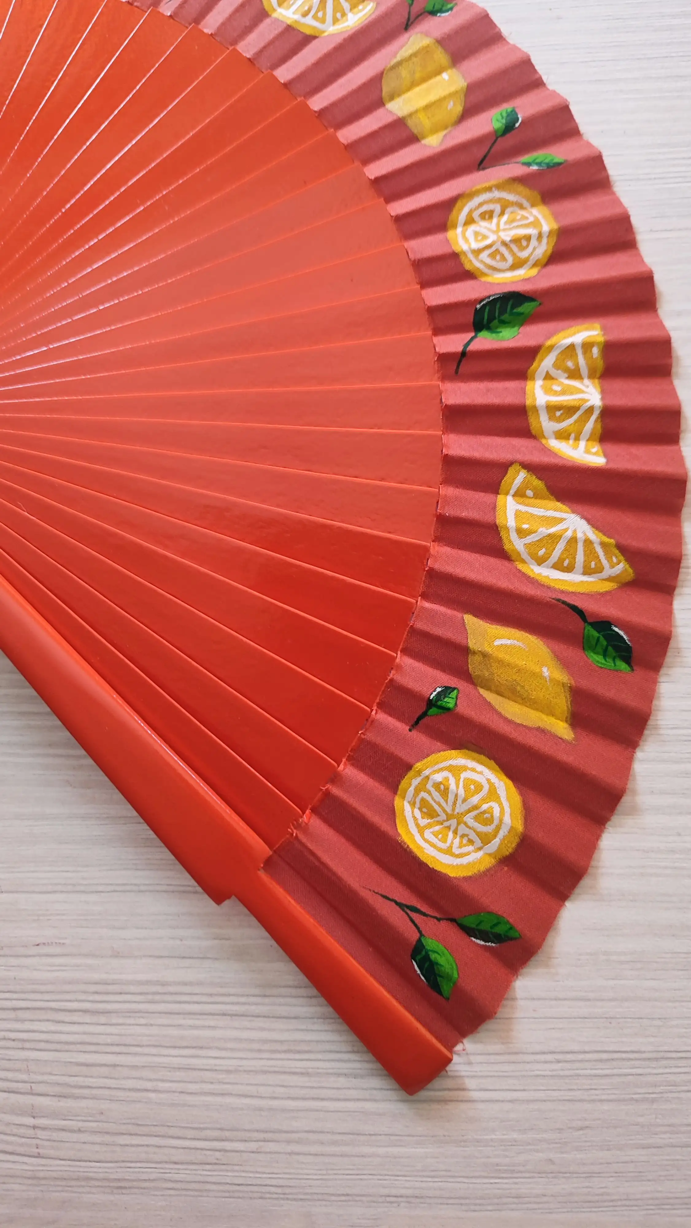 Abanico naranja pintado a mano con limones - Imagen 3