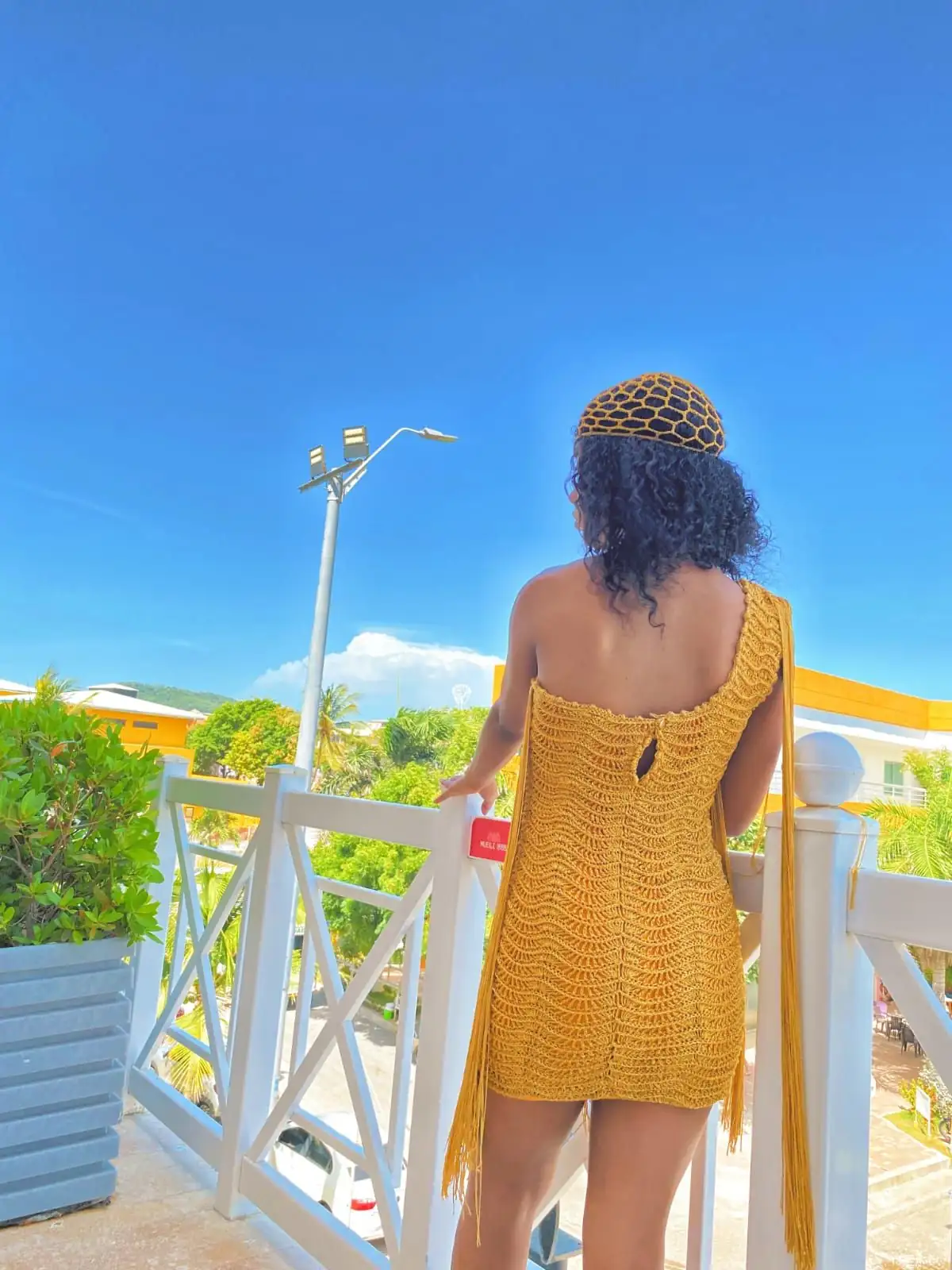 Vestido a crochet tipo cóctel con flecos - Imagen 3
