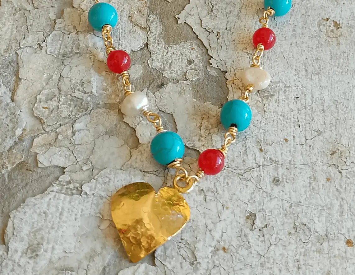 Collar en bronce con baño de oro y piedras semipreciosas