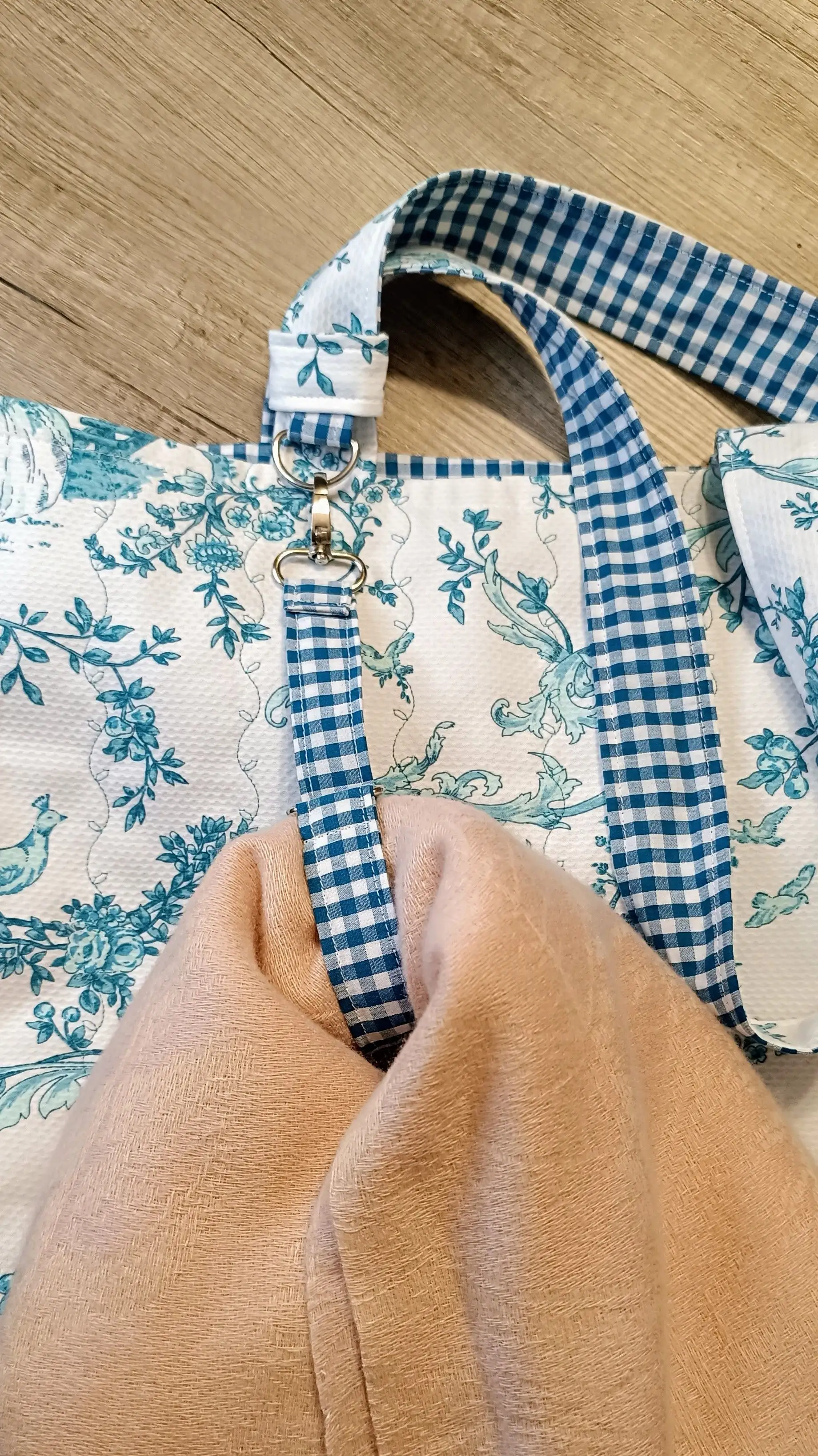 Cuelga chaqueta para bolso