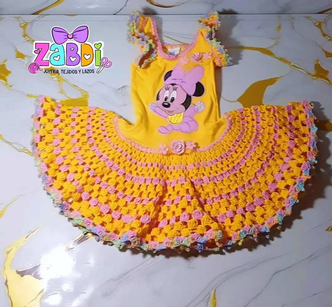Vestido bebé tejido a mano con diseño de Minnie Mouse - Imagen 4