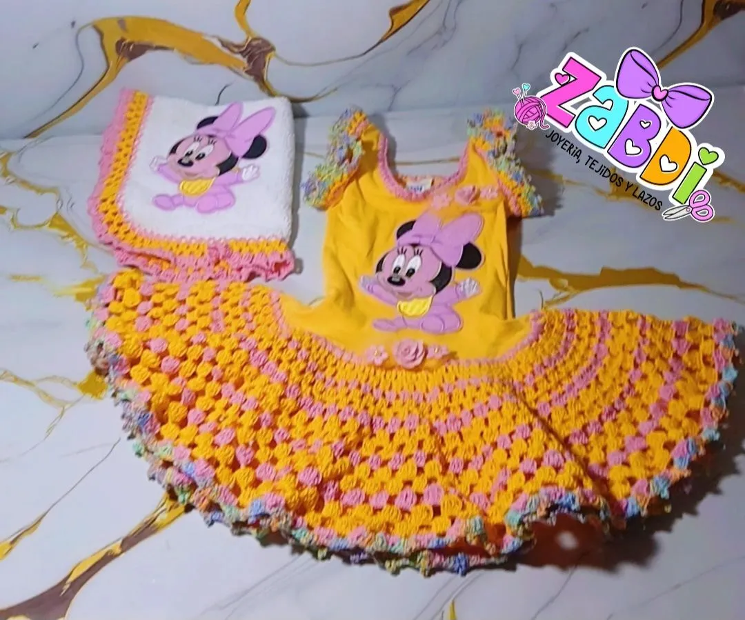 Vestido bebé tejido a mano con diseño de Minnie Mouse