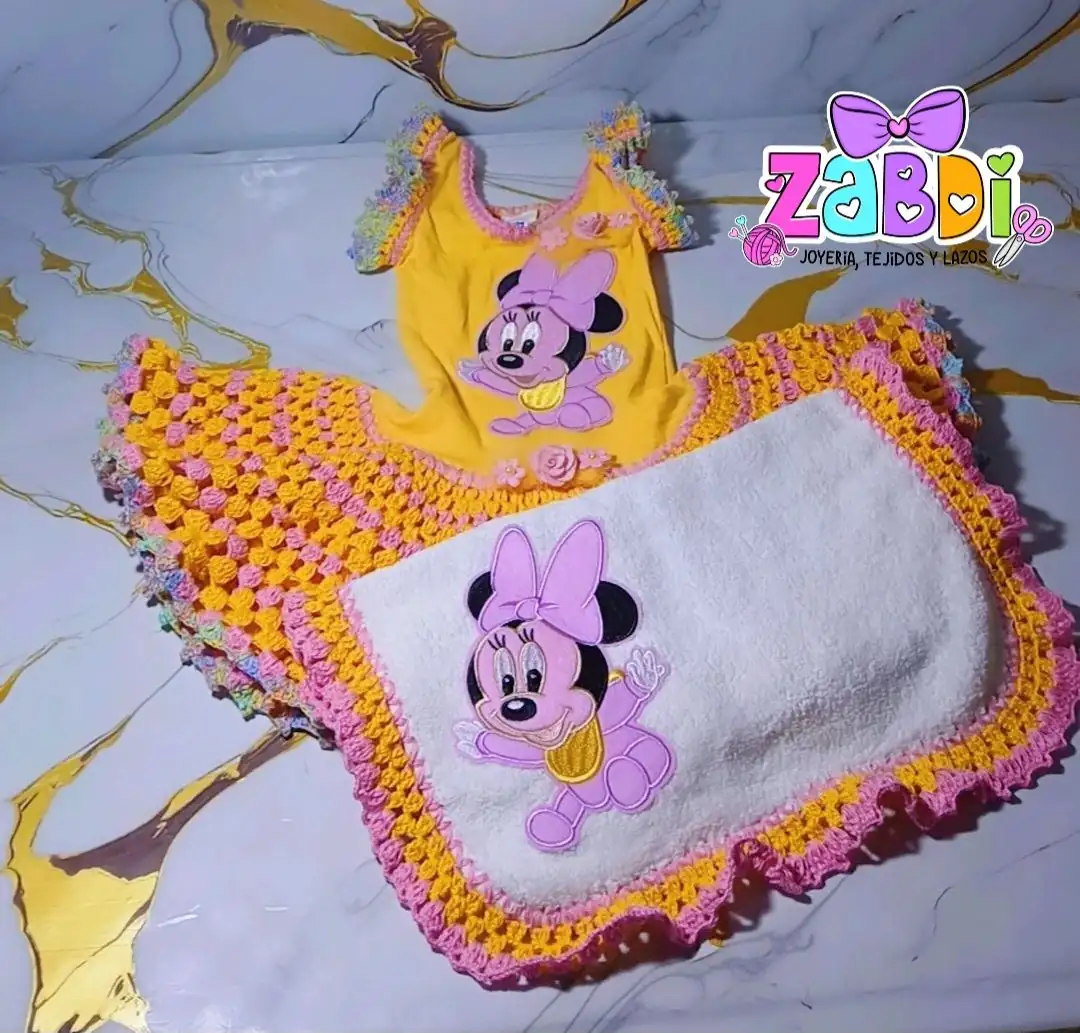 Vestido bebé tejido a mano con diseño de Minnie Mouse - Imagen 2