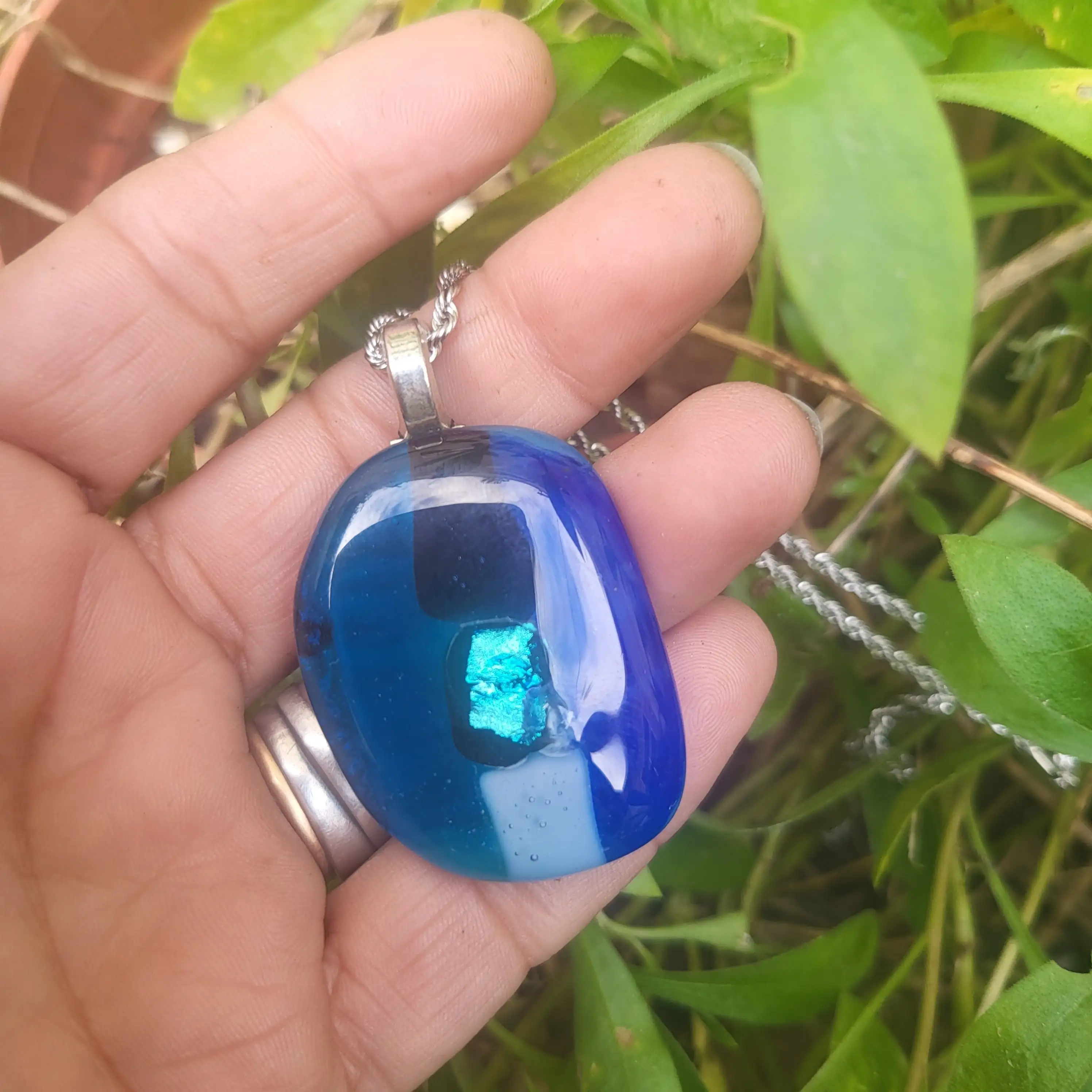 Colgante azul con dicroico