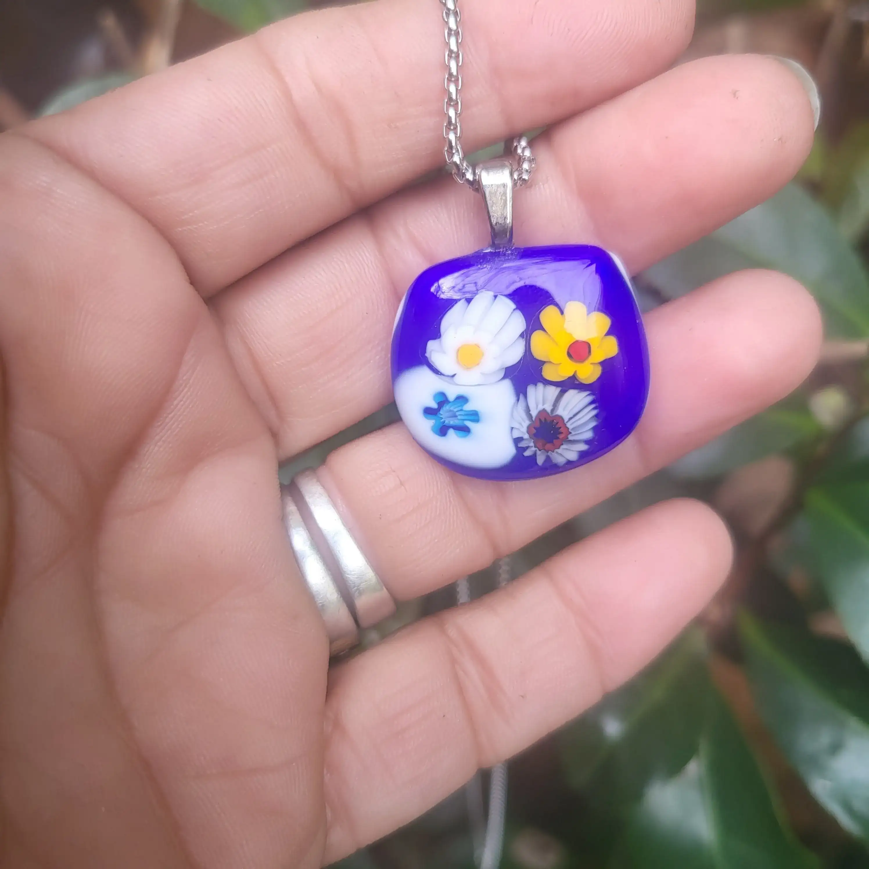 Colgante azul floral