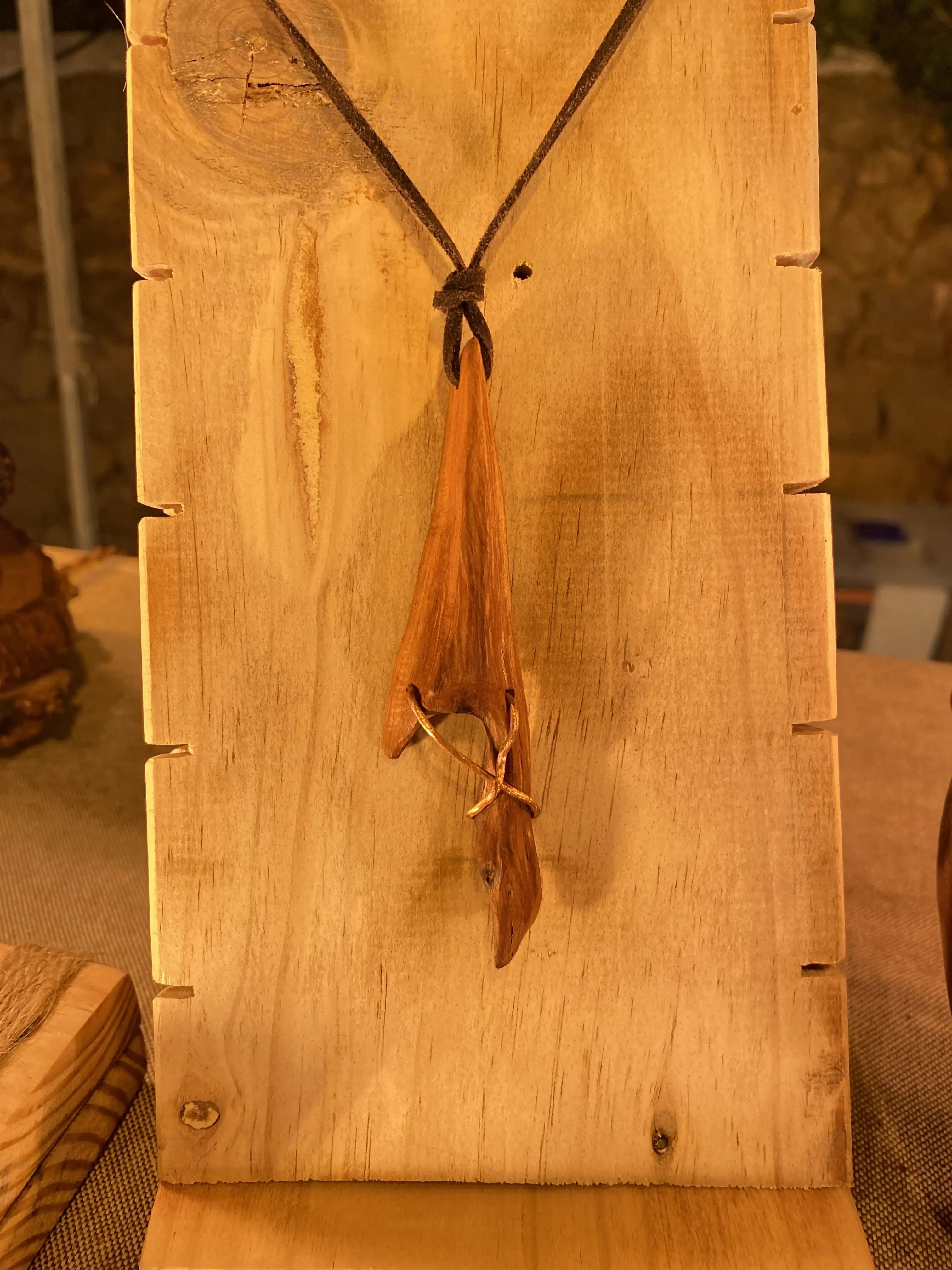 Colgante en madera de sabina