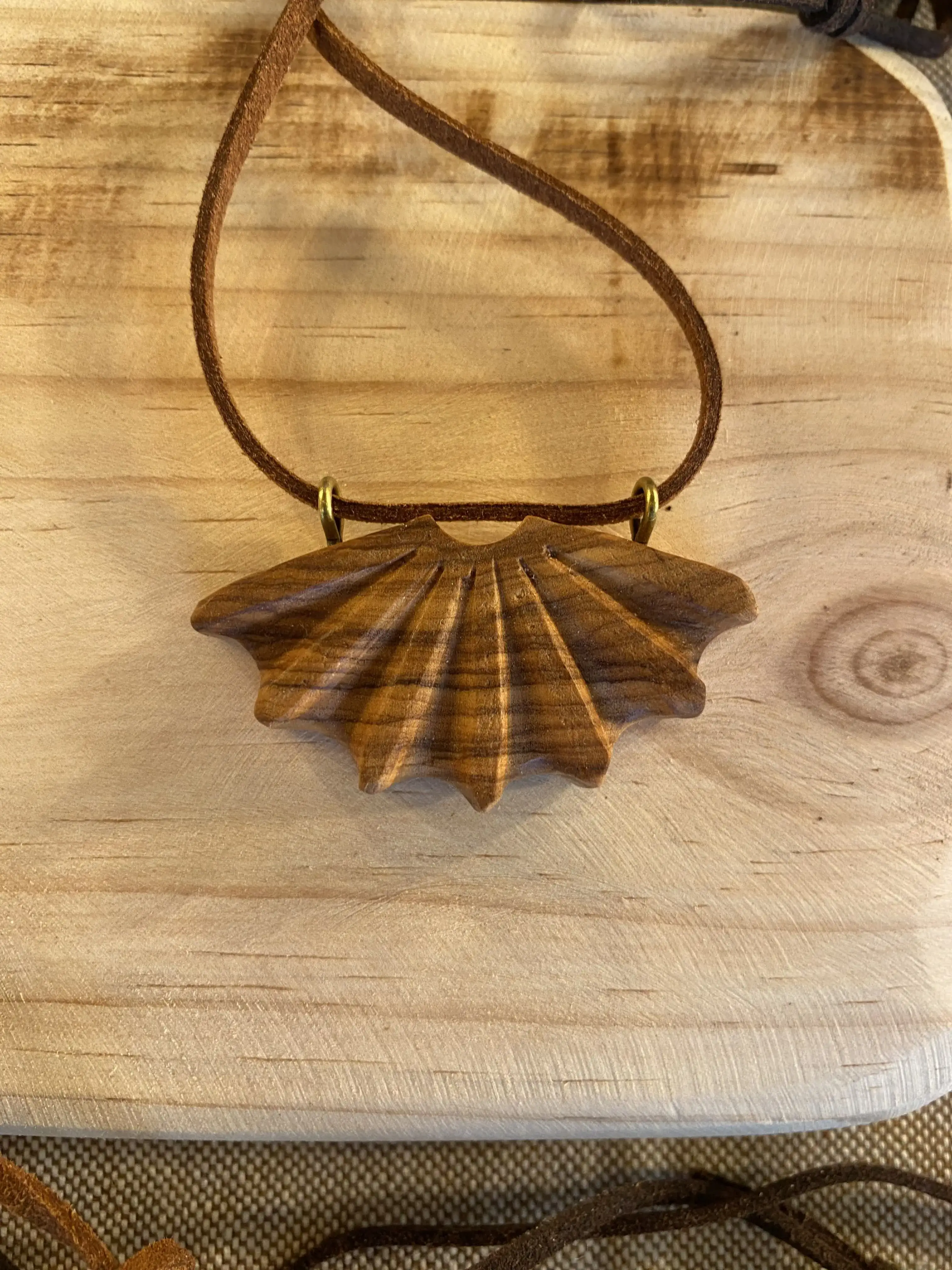 Colgante en madera de olivo