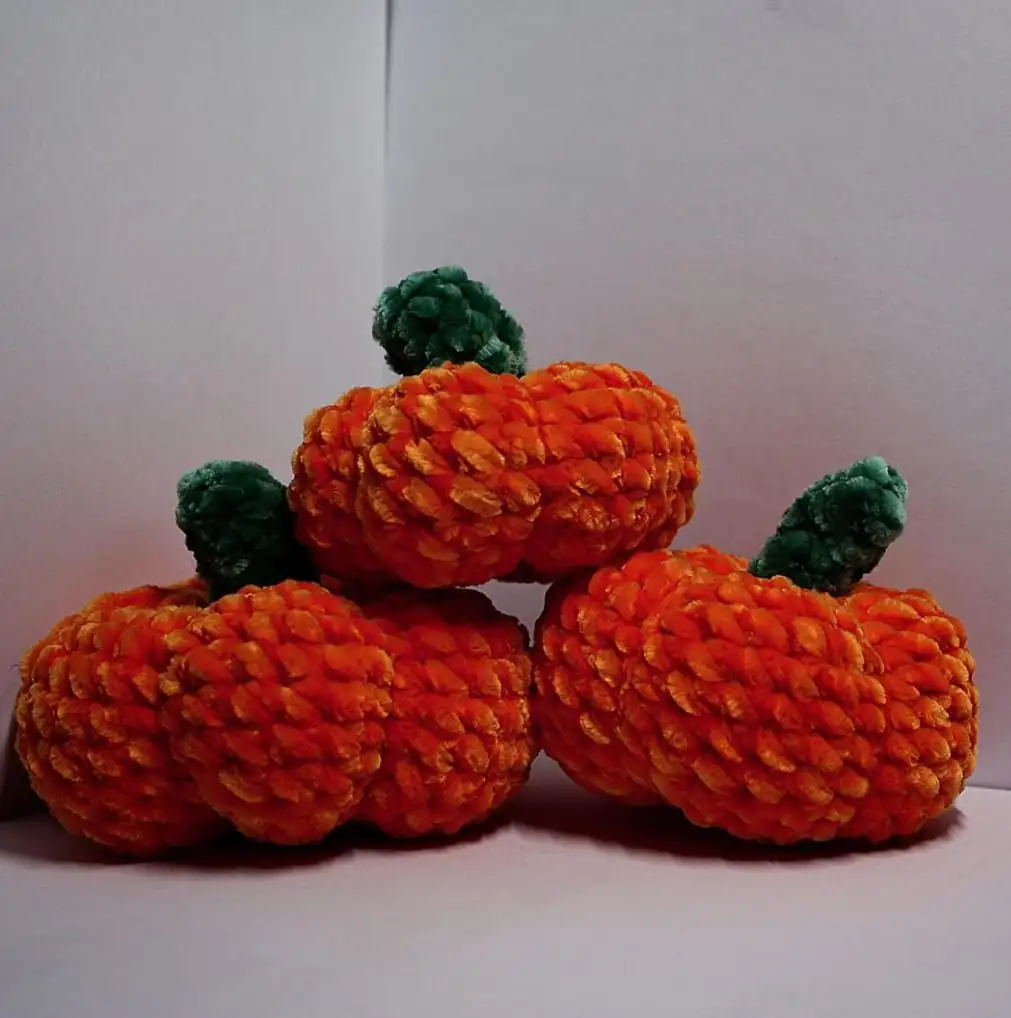 Calabazas de Halloween hechas a mano en chenilla