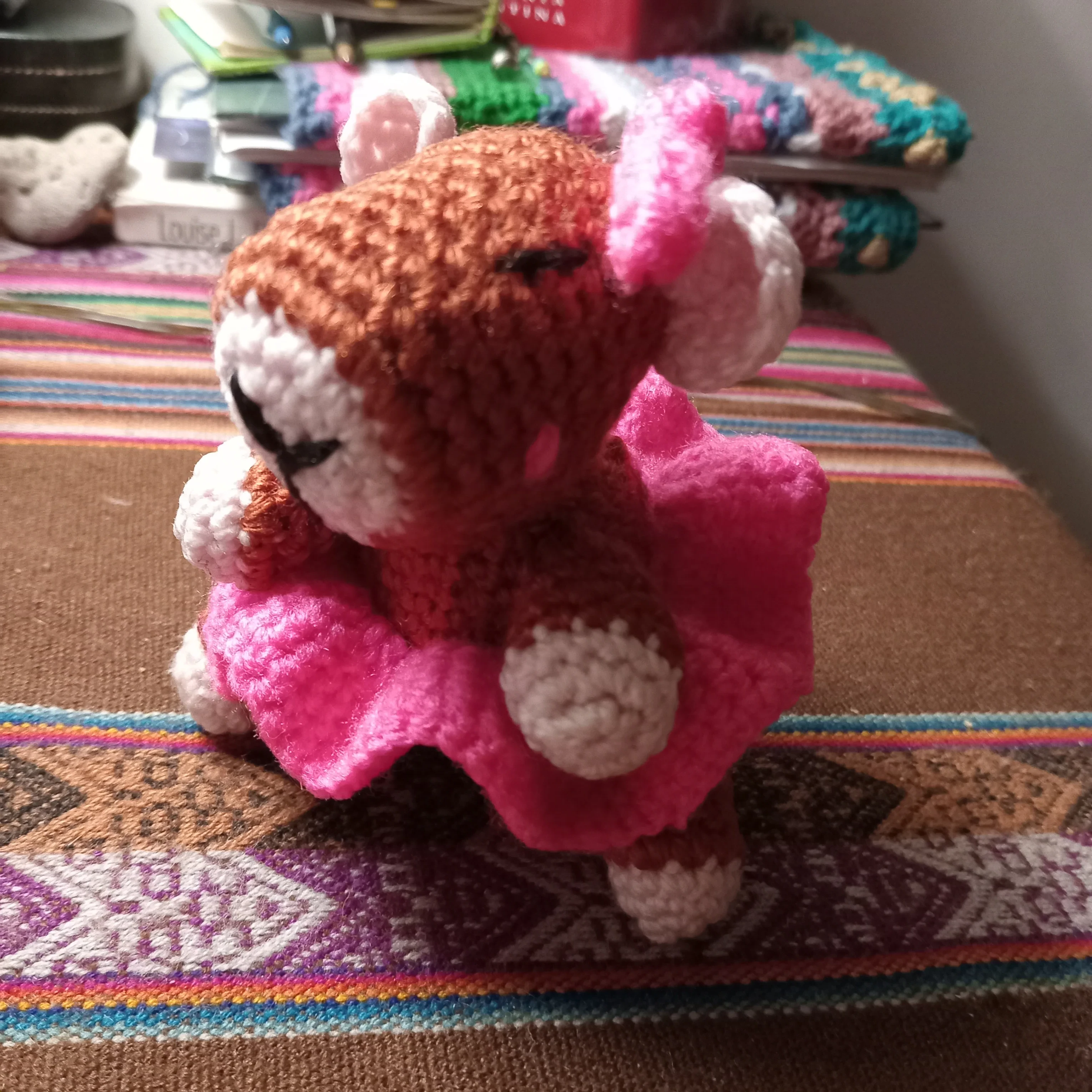 Carpincho amigurumi con vestido rosa