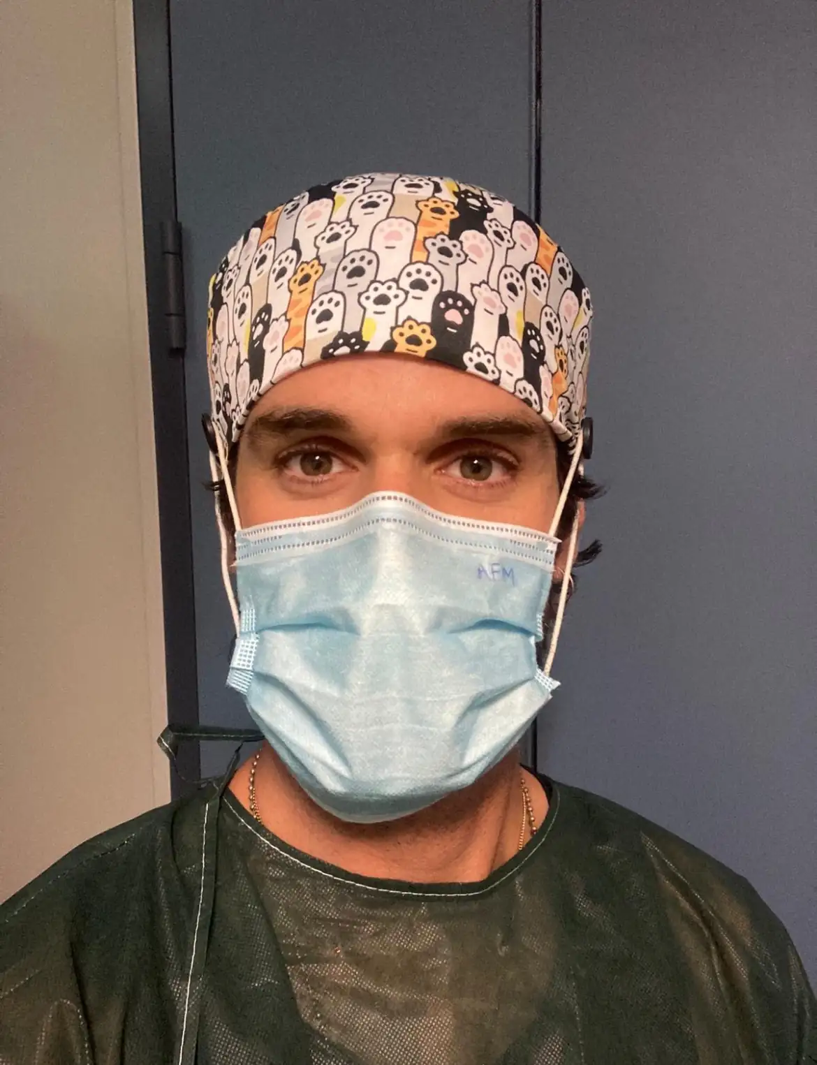 Gorro sanitario con botones para mascarillas - Imagen 2