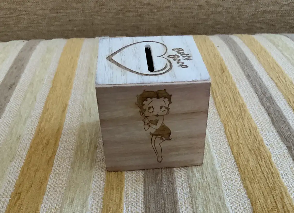 Hucha de madera