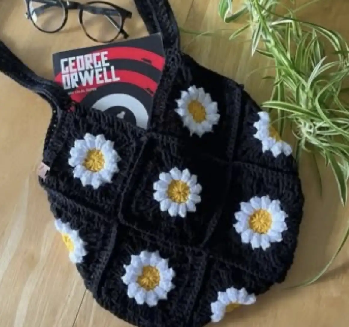 Cartera de crochet con flores margarita