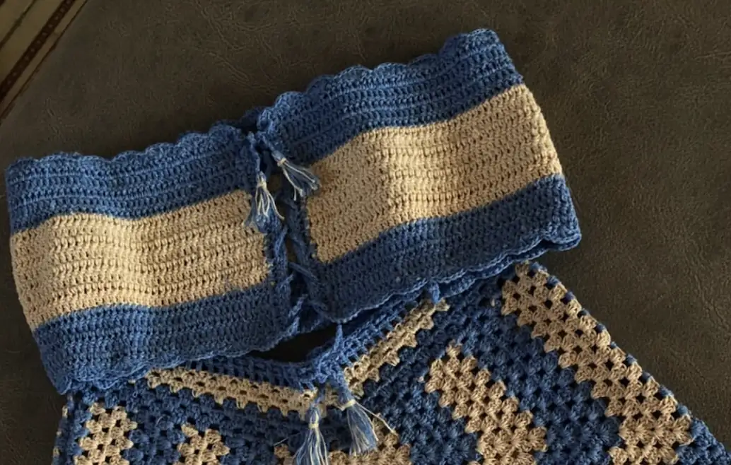 Conjunto de crochet a rayas azul y beige - Imagen 2