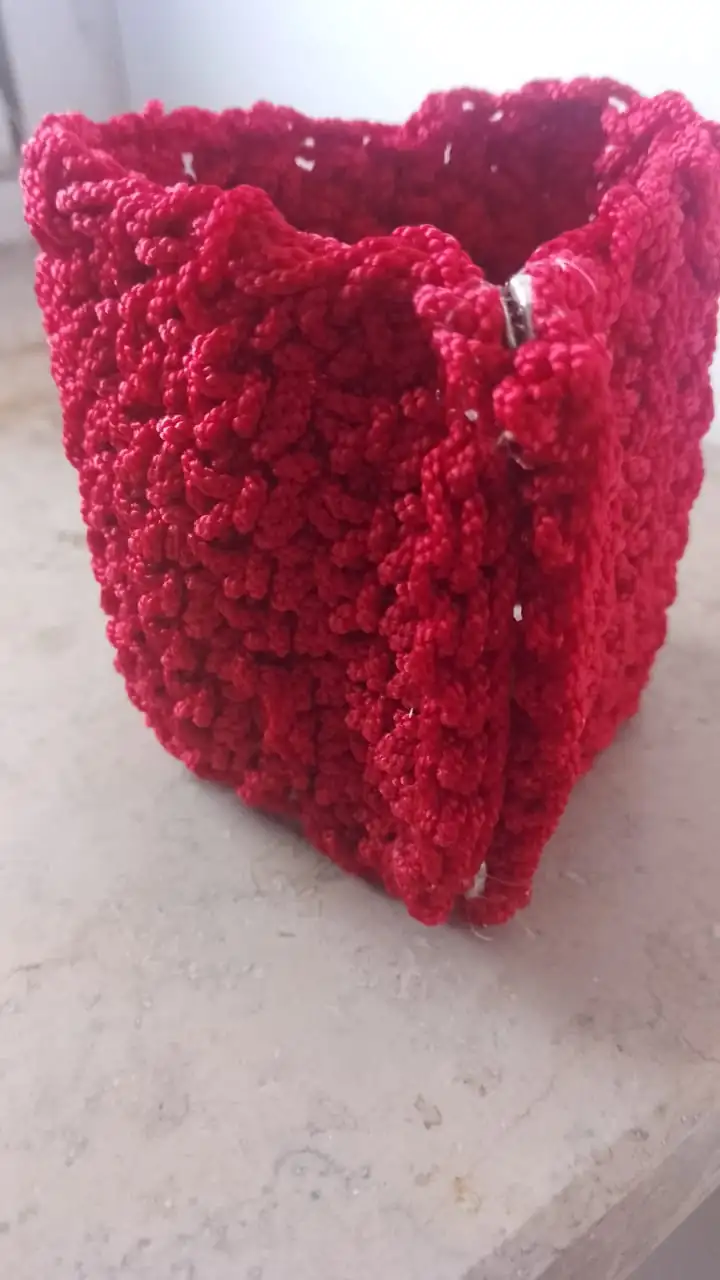 Pulsera tejida en crochet con bordado en piedras - Imagen 3