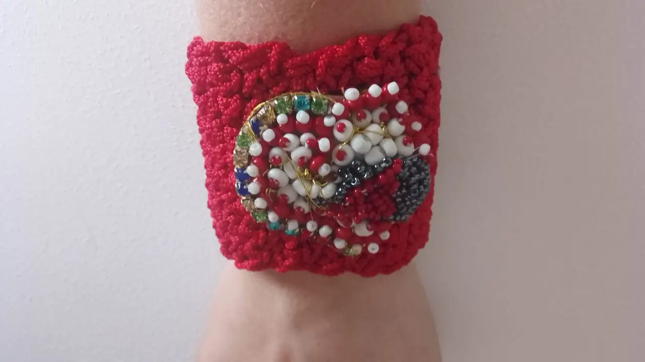 Pulsera tejida en crochet con bordado en piedras - Imagen 2