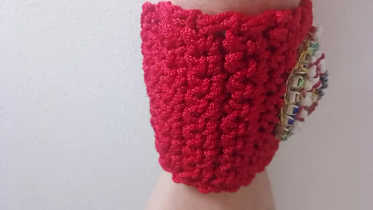 Pulsera tejida en crochet con bordado en piedras - Imagen 5