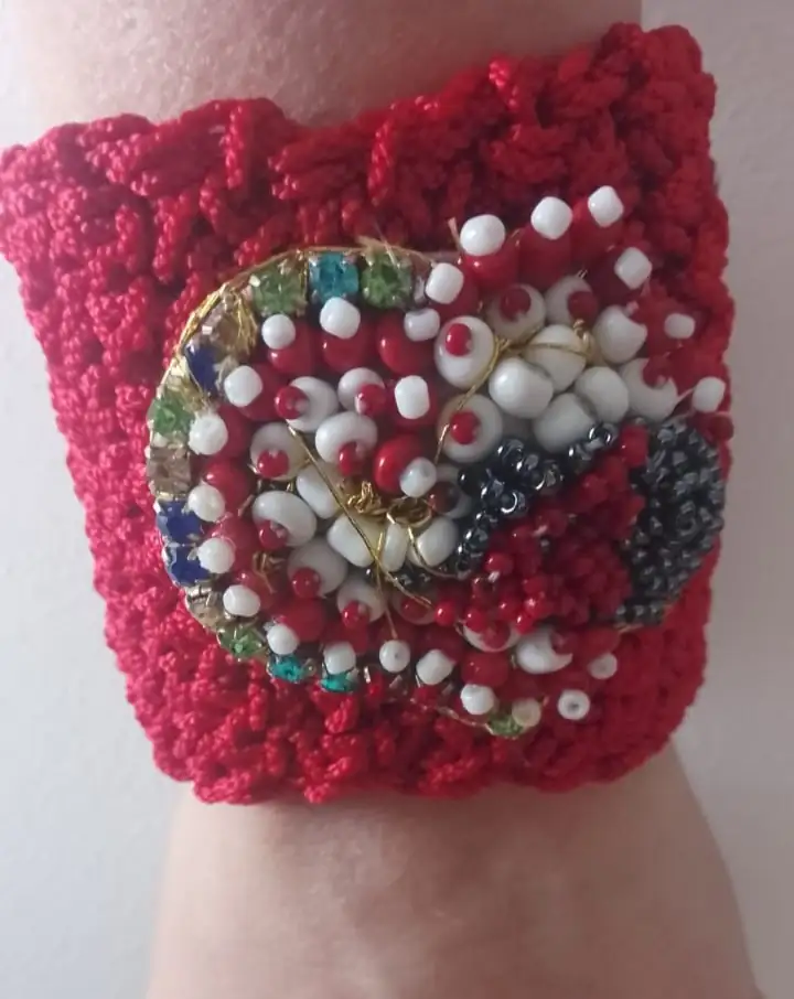 Pulsera tejida en crochet con bordado en piedras