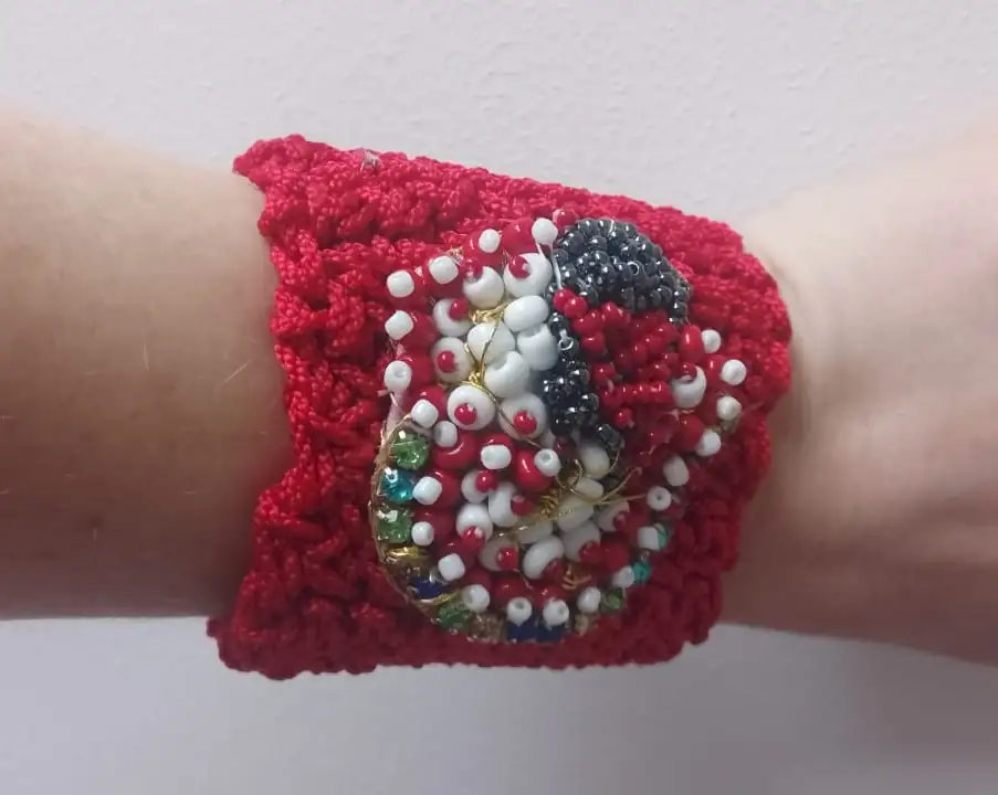 Pulsera tejida en crochet con bordado en piedras - Imagen 4