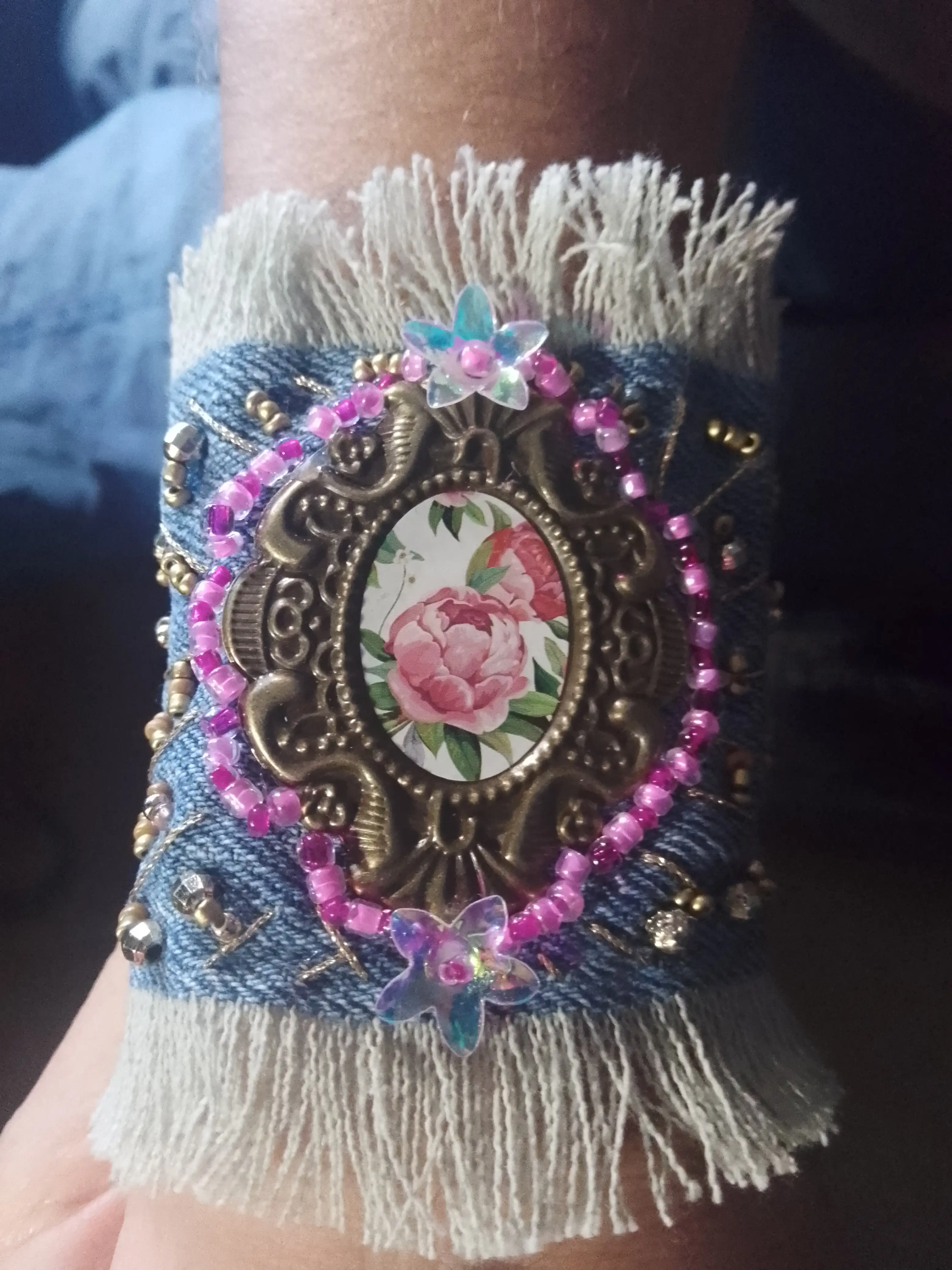 Pulsera elaborada en demin