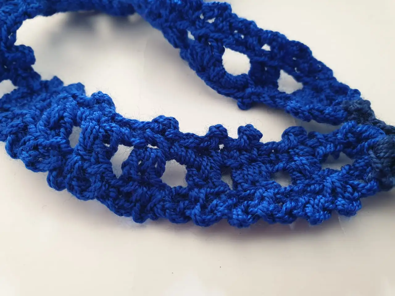 Delicado collar hecho a mano con hilo azul intenso. - Imagen 2