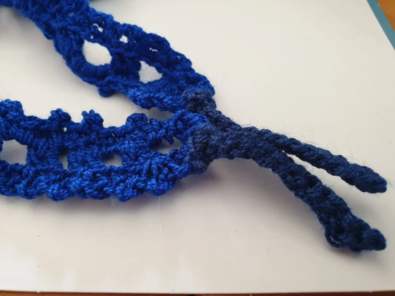 Delicado collar hecho a mano con hilo azul intenso. - Imagen 3
