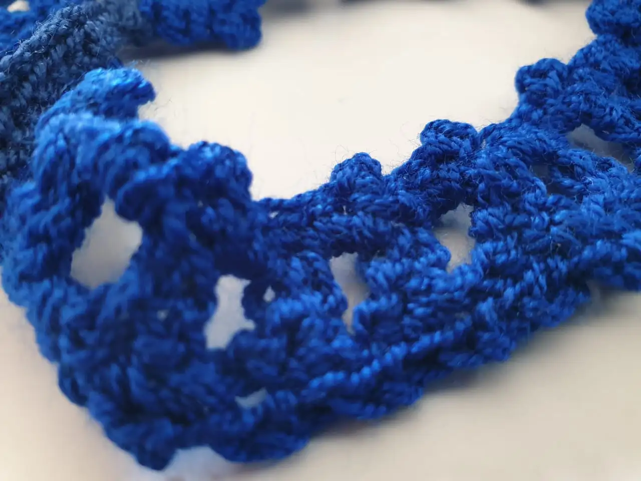 Delicado collar hecho a mano con hilo azul intenso. - Imagen 4