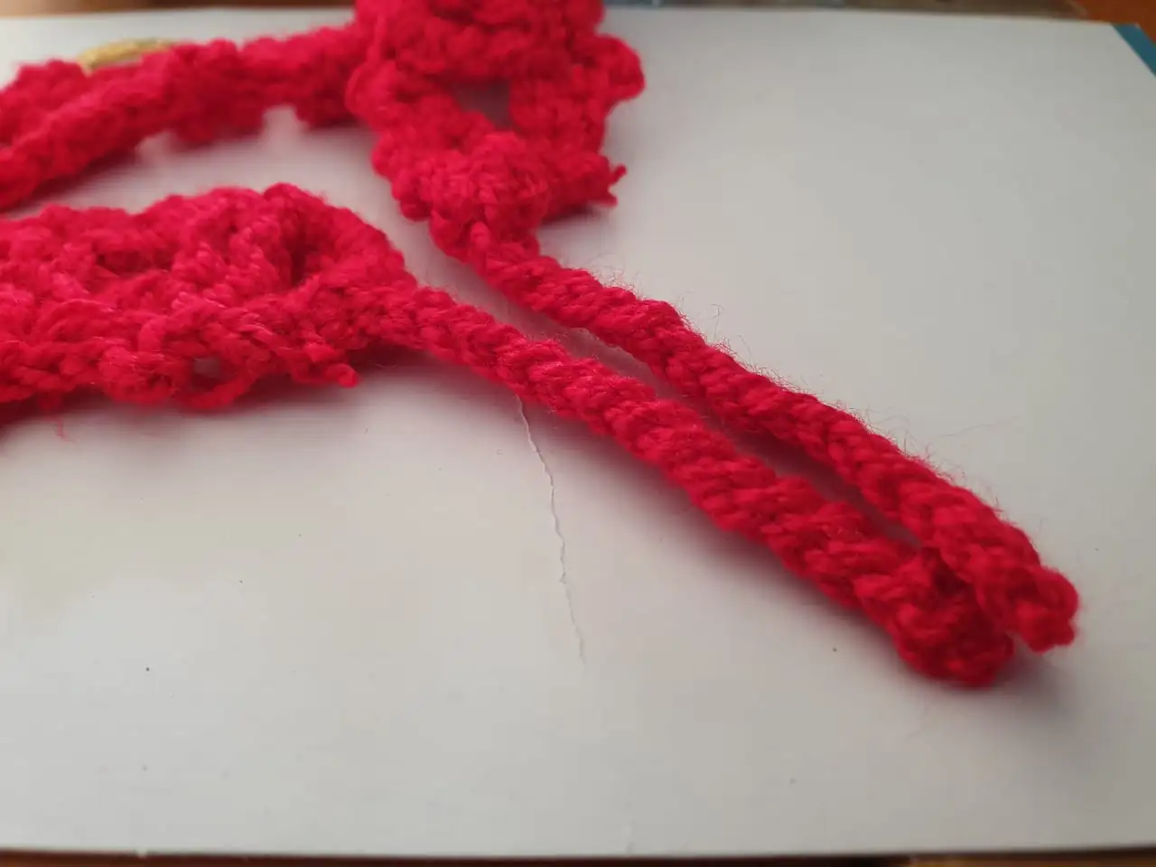 Delicado collar rojo hecho a mano - Imagen 4