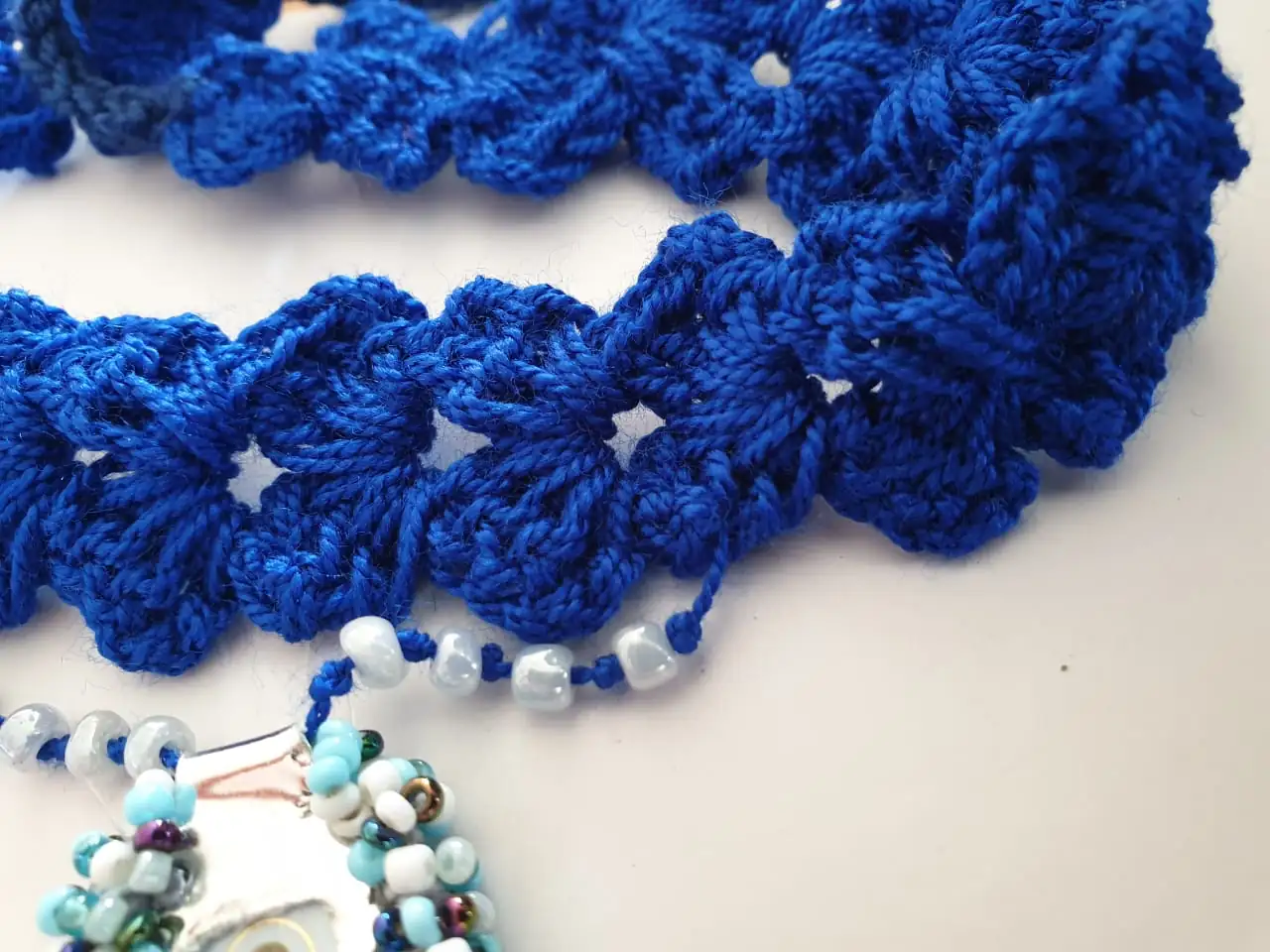 Delicado collar hecho a mano con hilo azul intenso. - Imagen 4
