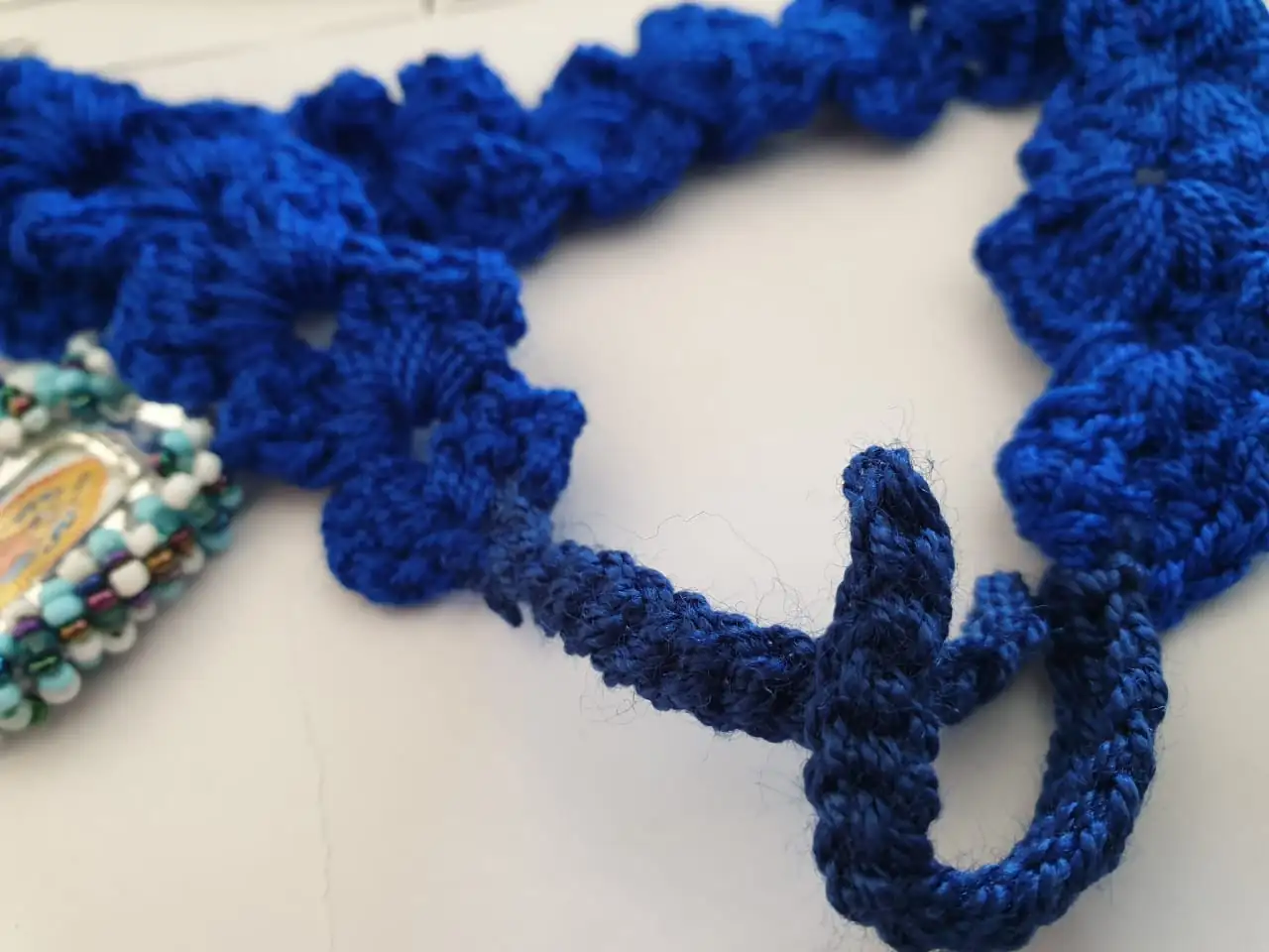 Delicado collar hecho a mano con hilo azul intenso. - Imagen 3
