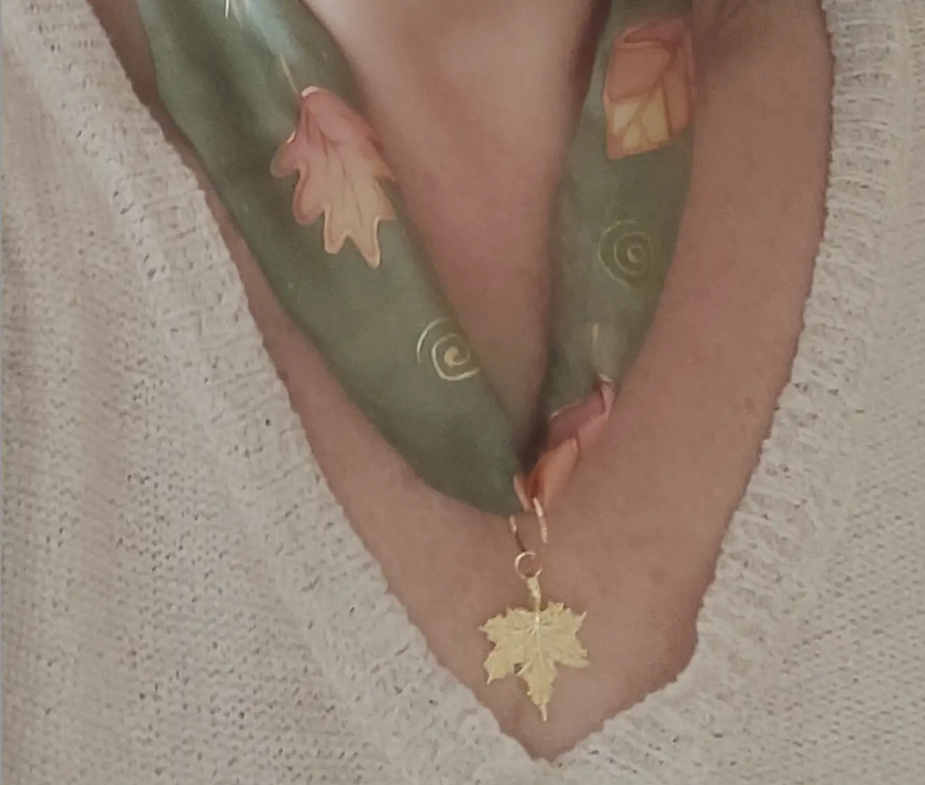 Gargantilla de seda pintada a mano con hoja chapada en oro - Imagen 3