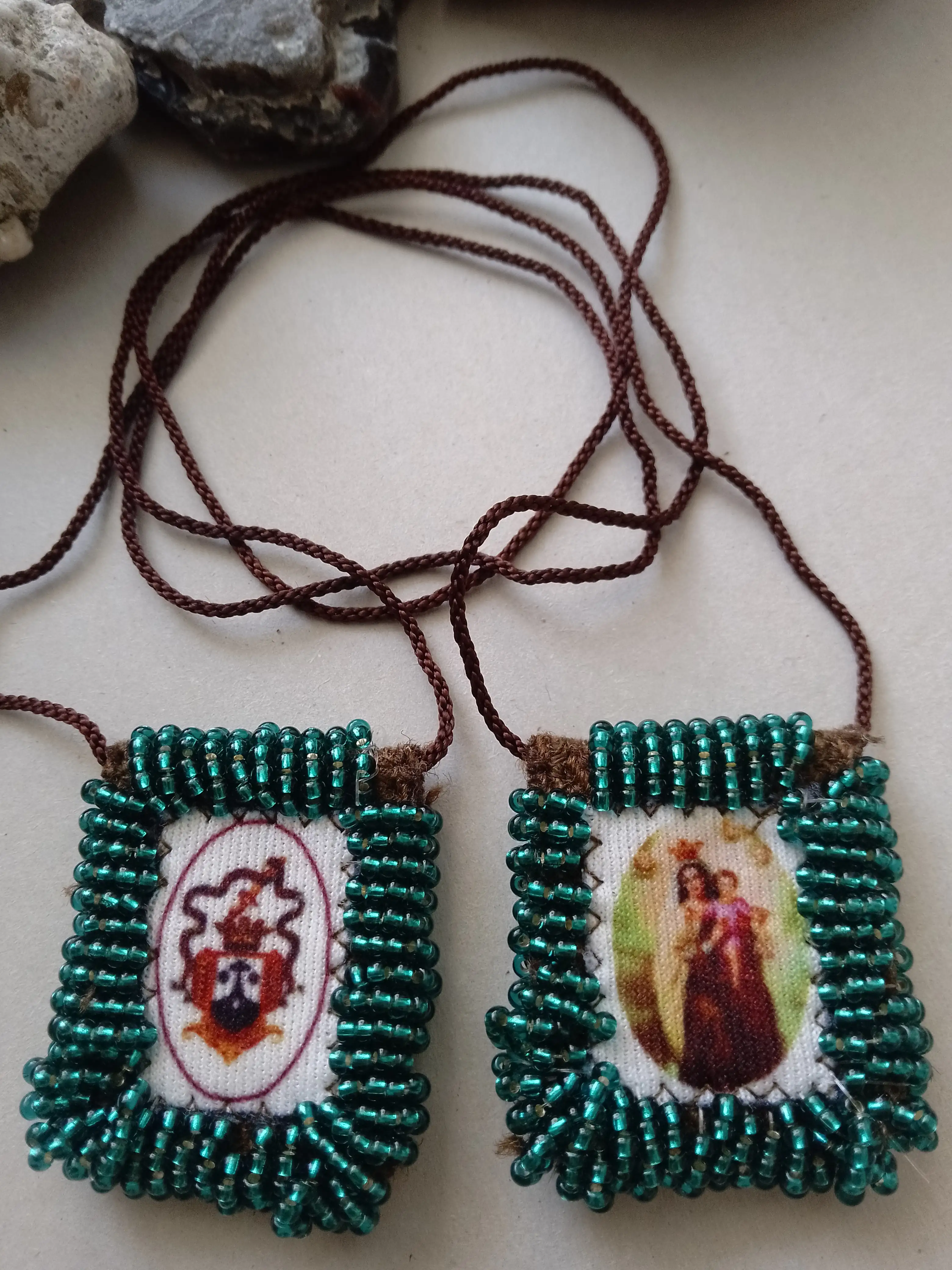 Pulsera hecha a mano con motivo religioso - Imagen 2