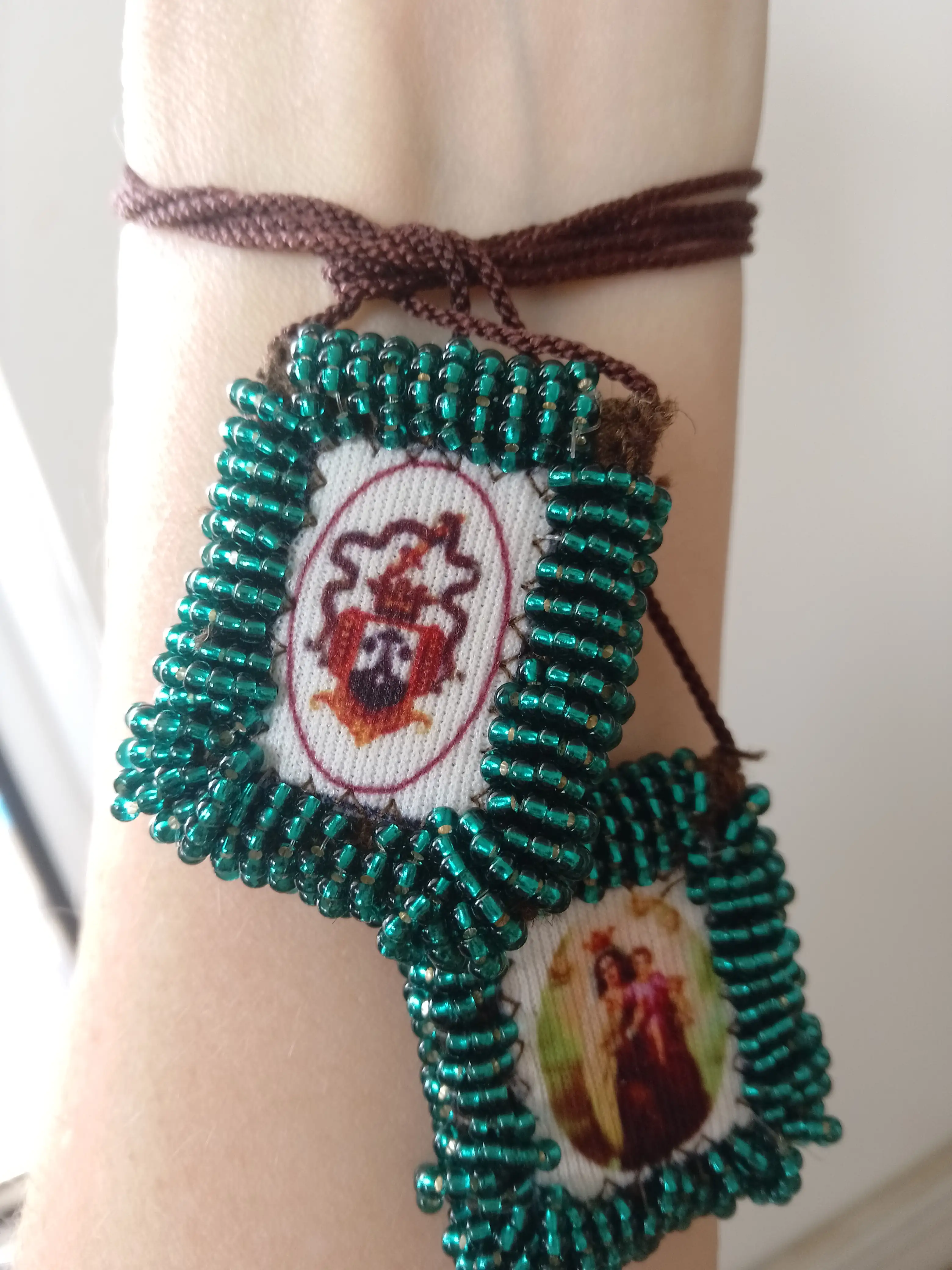 Pulsera hecha a mano con motivo religioso