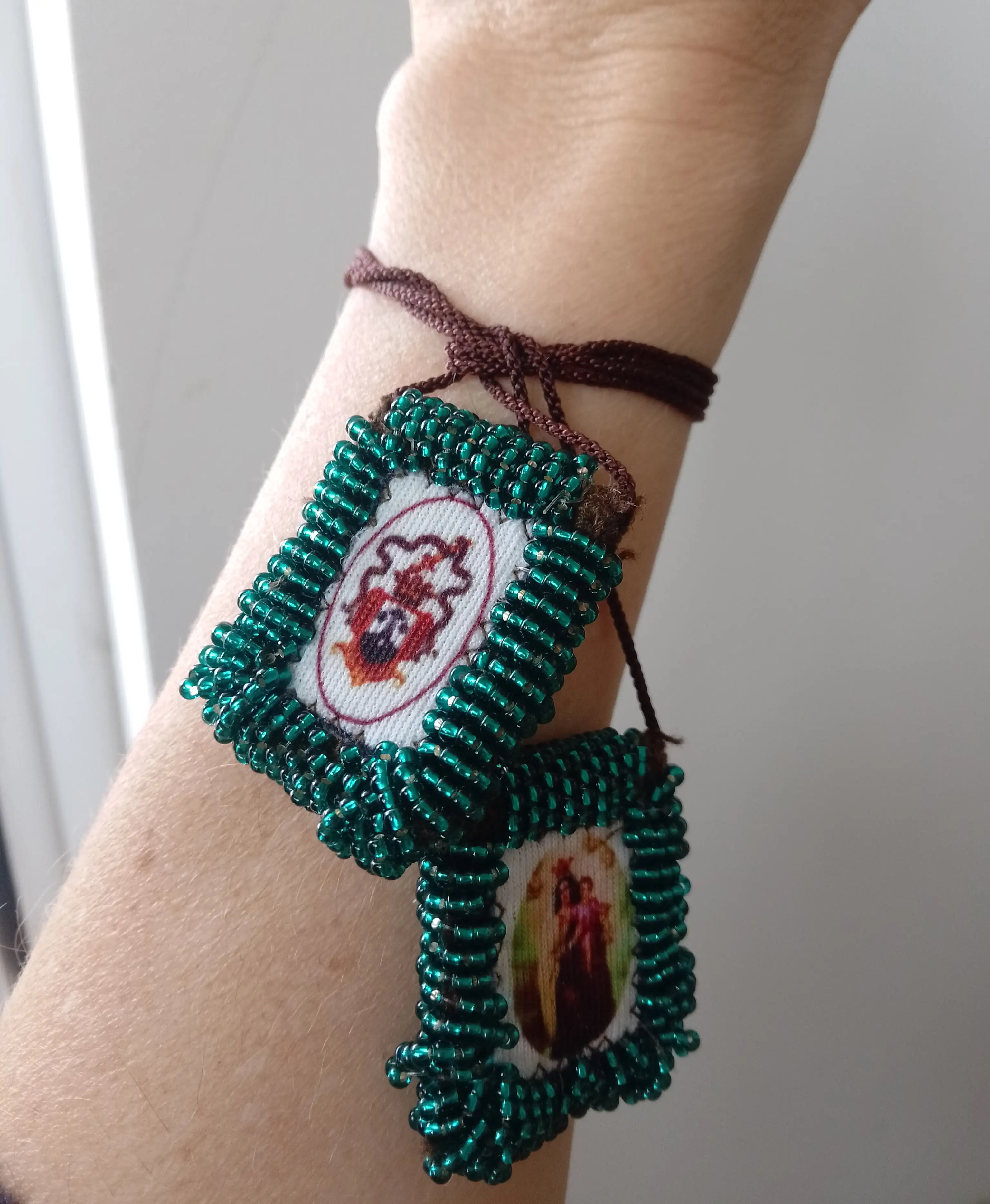 Pulsera hecha a mano con motivo religioso - Imagen 3