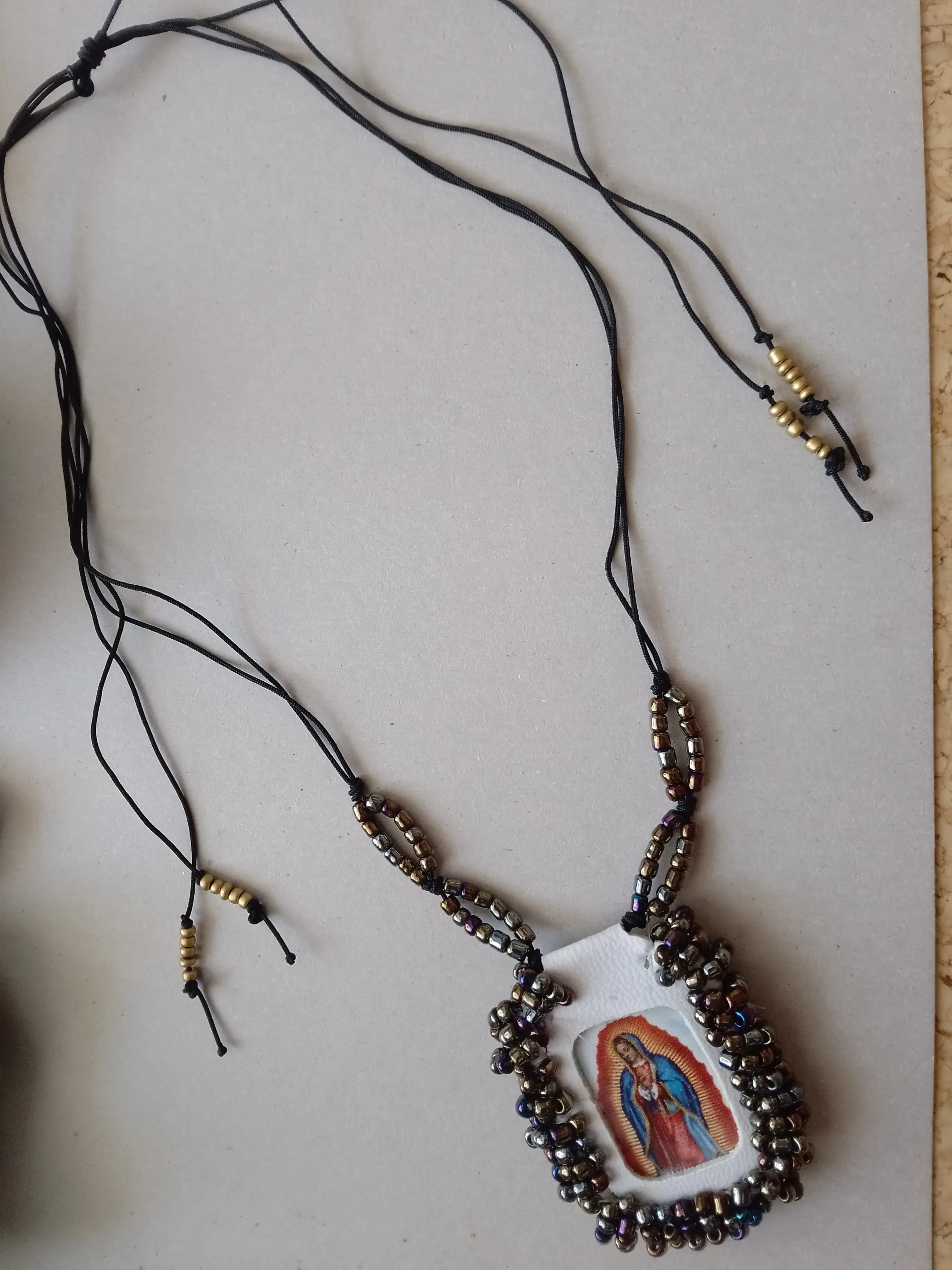 Collar hecho a mano con motivo religioso