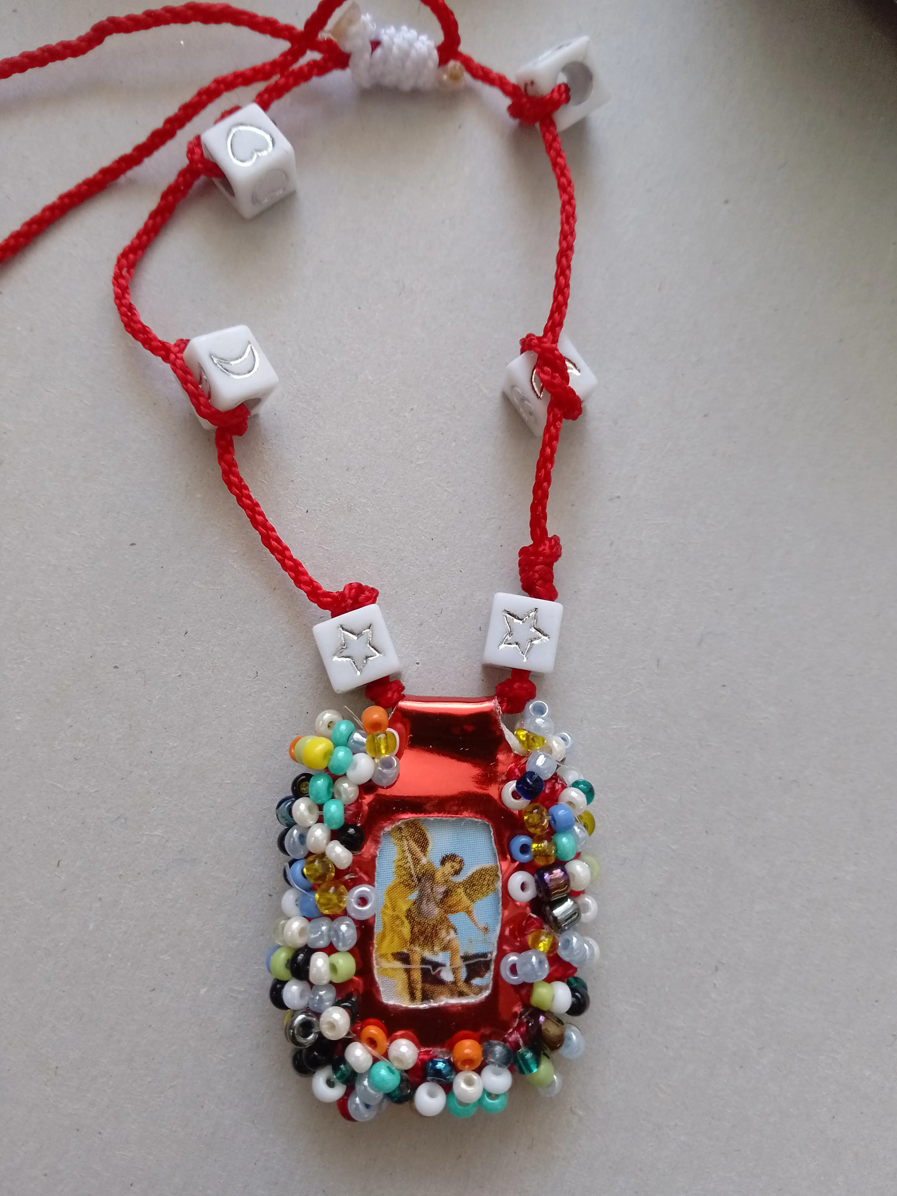 Pulsera ajustable hecha a mano con imágenes de la Virgen María y el Arcángel Miguel. - Imagen 3