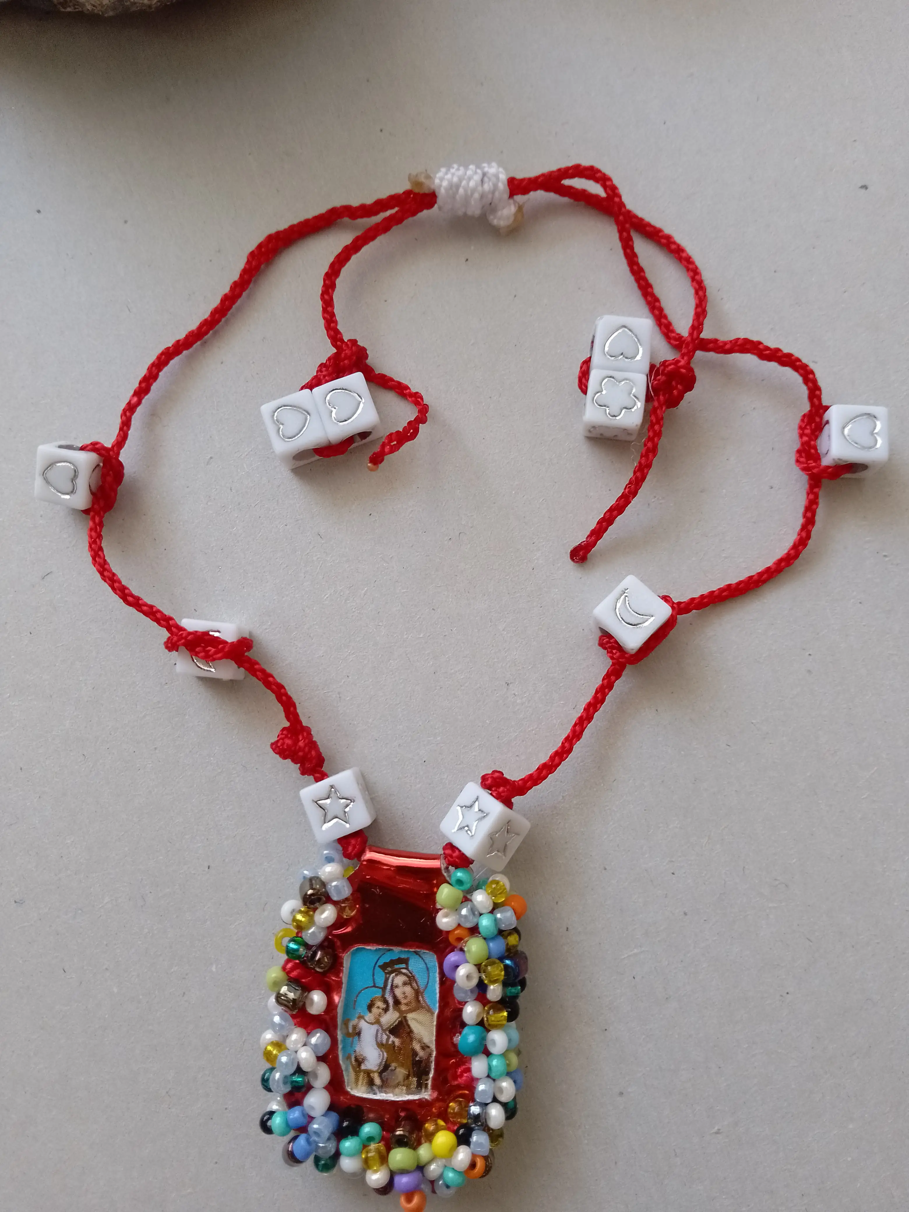 Pulsera ajustable hecha a mano con imágenes de la Virgen María y el Arcángel Miguel. - Imagen 4
