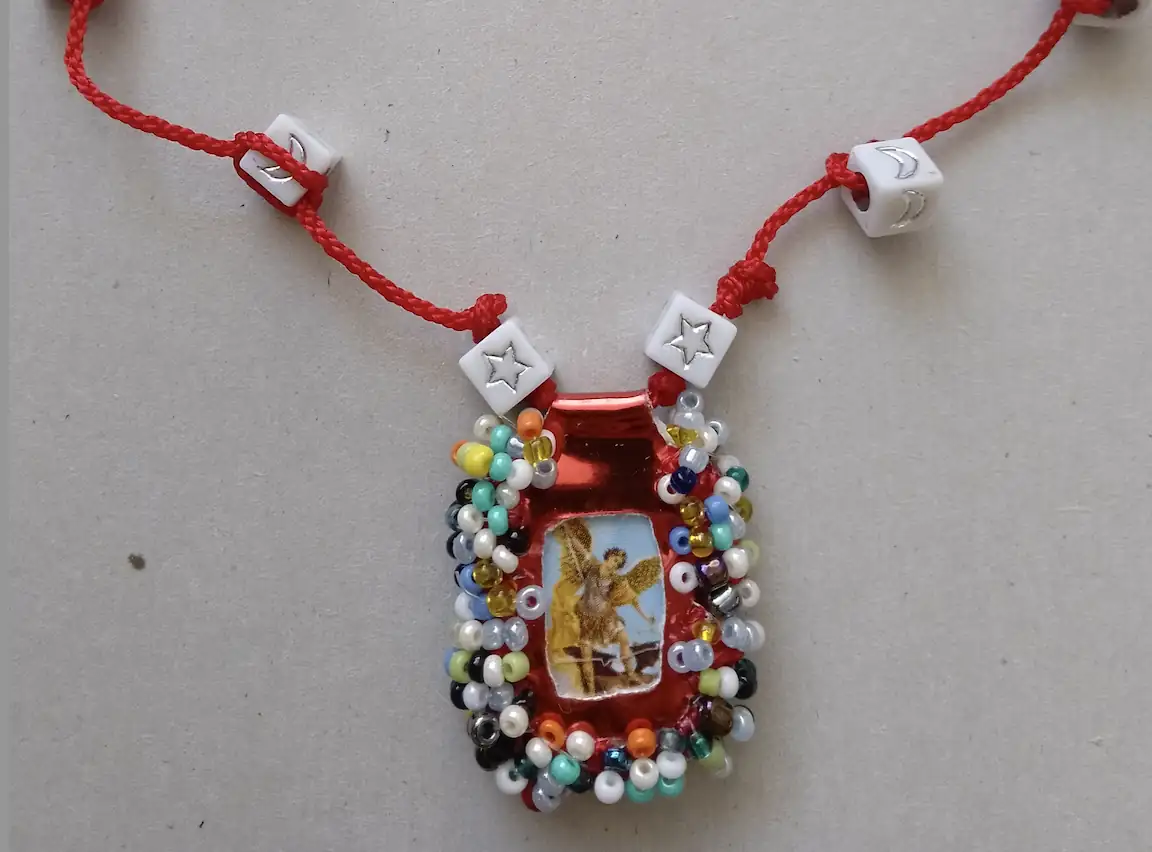 Pulsera ajustable hecha a mano con imágenes de la Virgen María y el Arcángel Miguel.