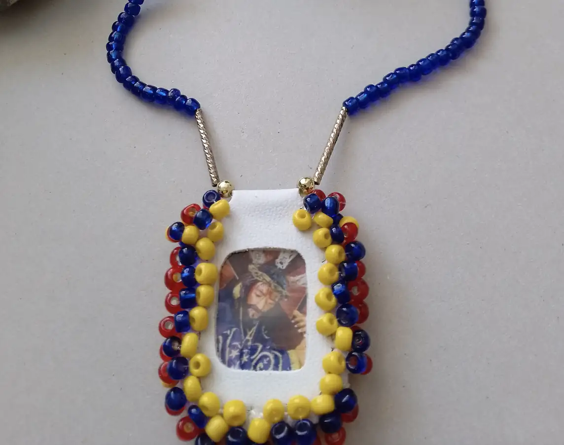 Collar hecho a mano con motivo religioso