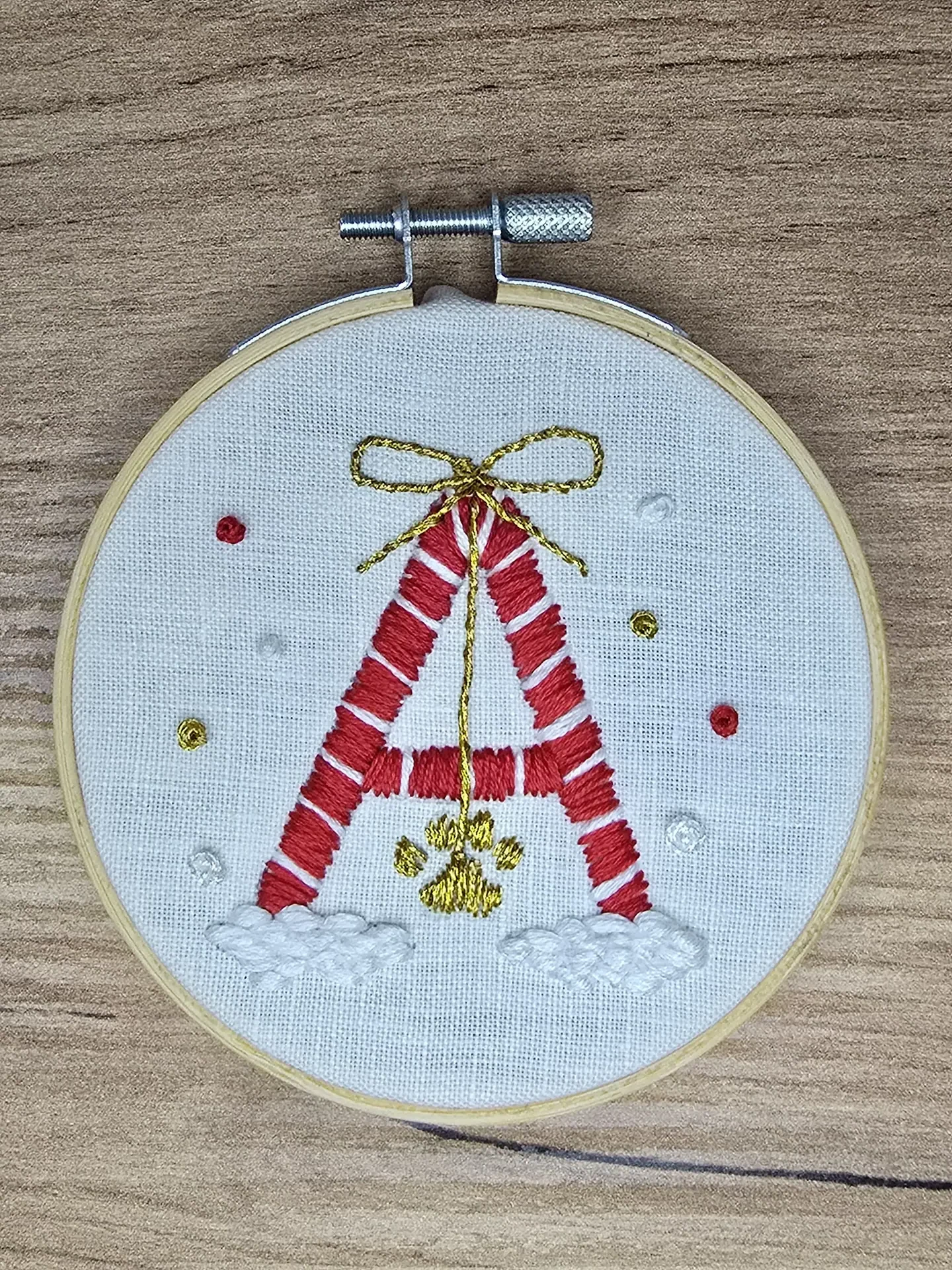 Adorno para árbol personalizado · Bola bordada (tartán o lino, 8–10 cm)