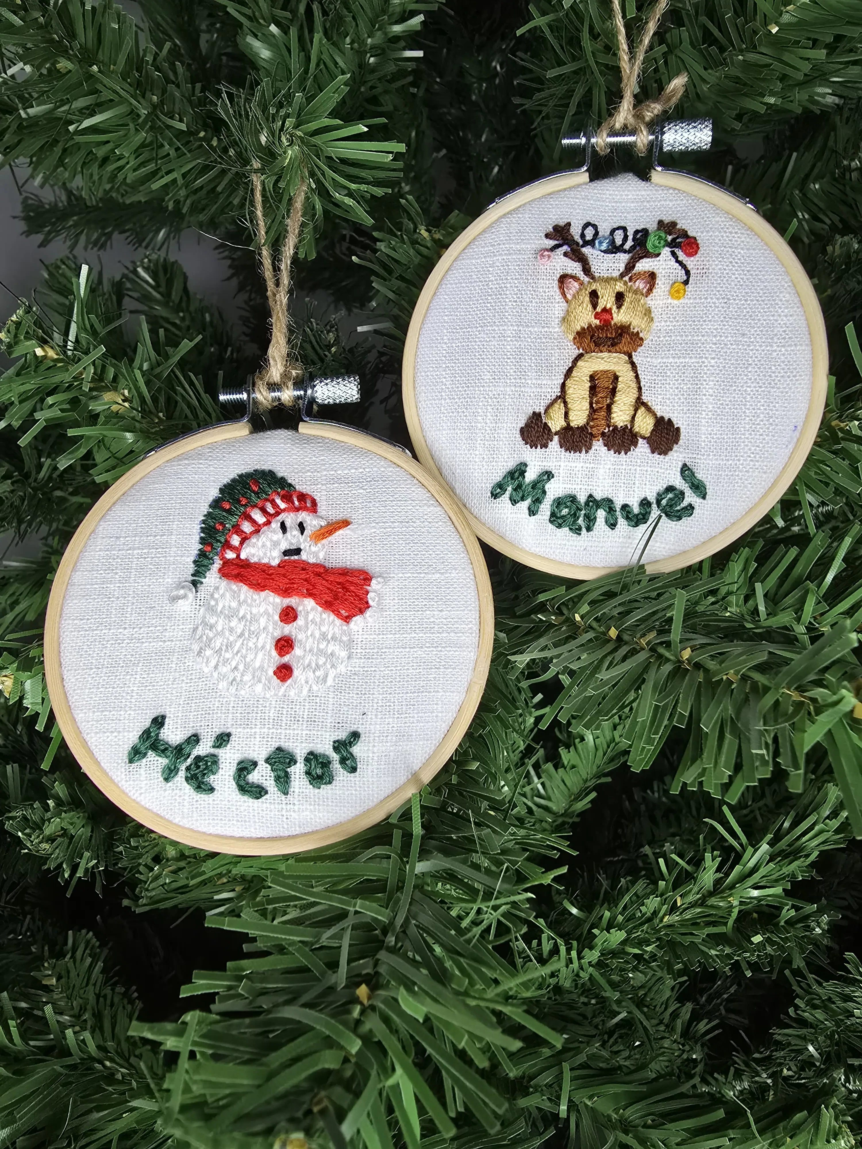 Adorno para árbol personalizado · Bola bordada (tartán o lino, 8–10 cm) - Imagen 2