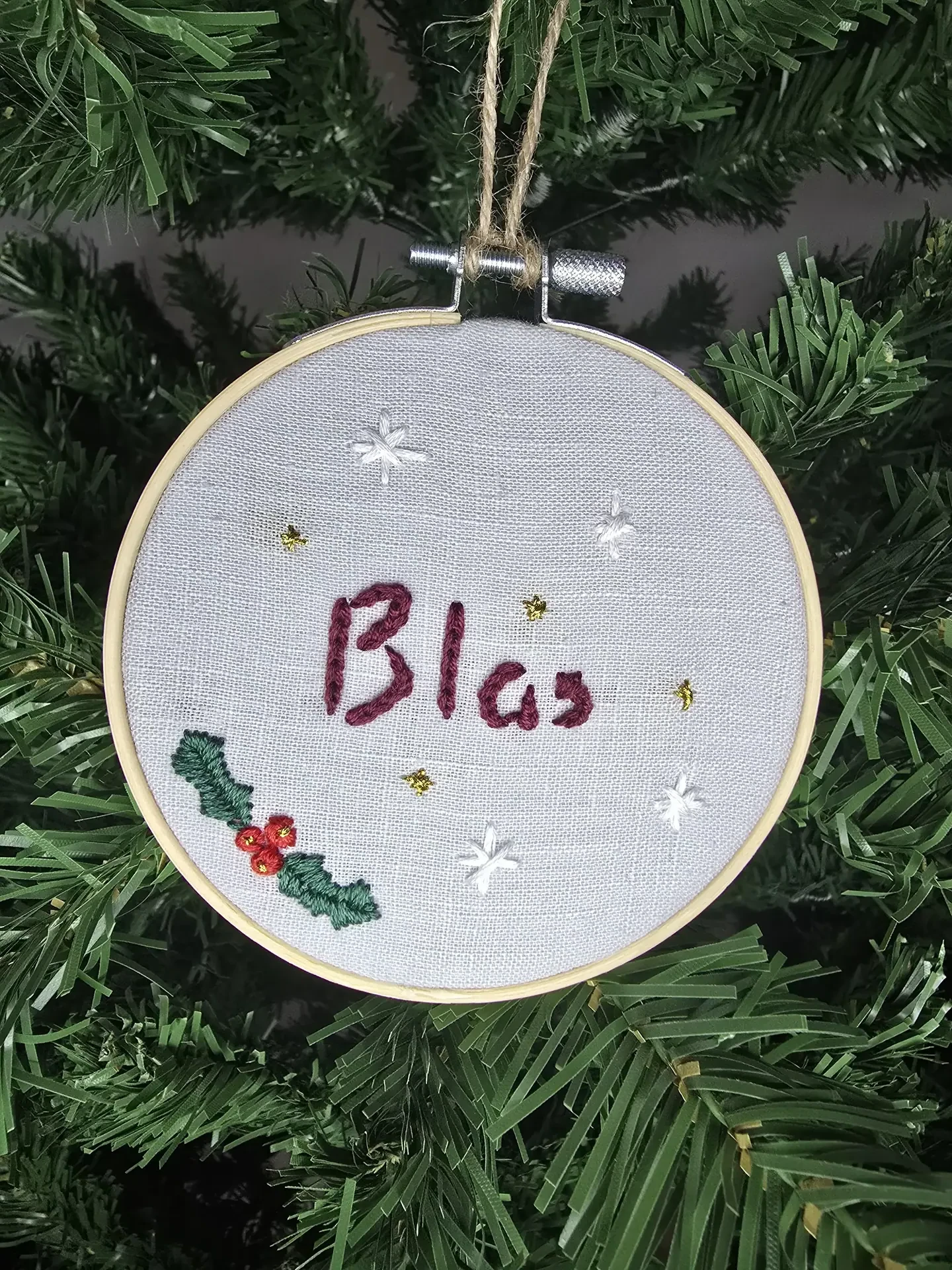 Adorno para árbol personalizado · Bola bordada (tartán o lino, 8–10 cm) - Imagen 3