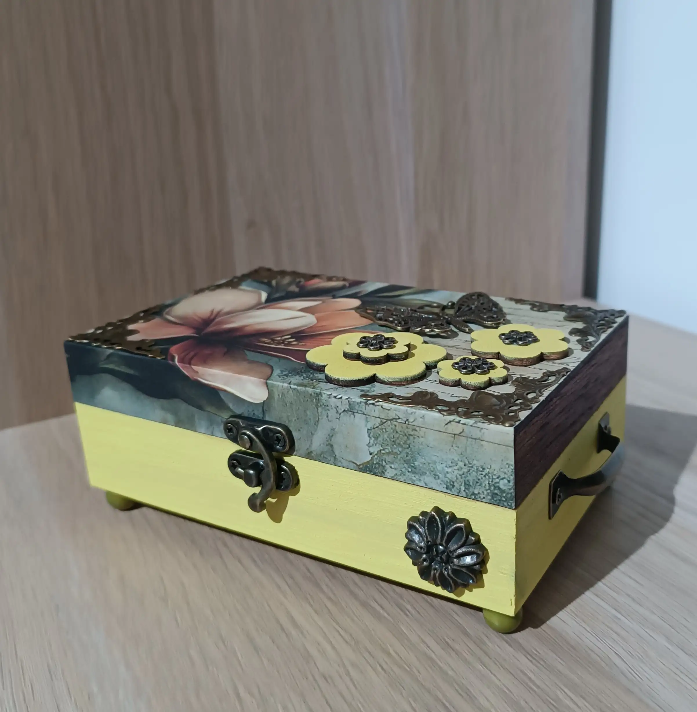 Caja de madera decorativa