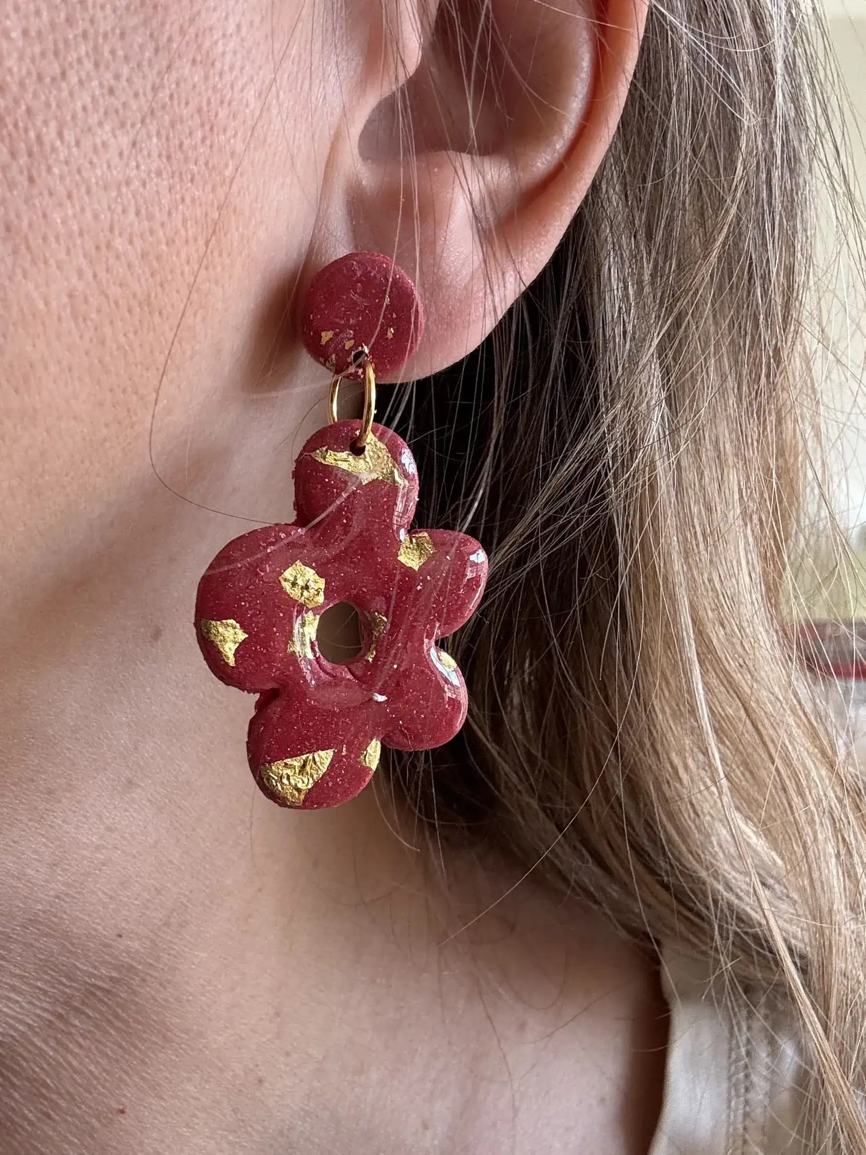 Pendientes flores rojas pétalo largo - Imagen 3