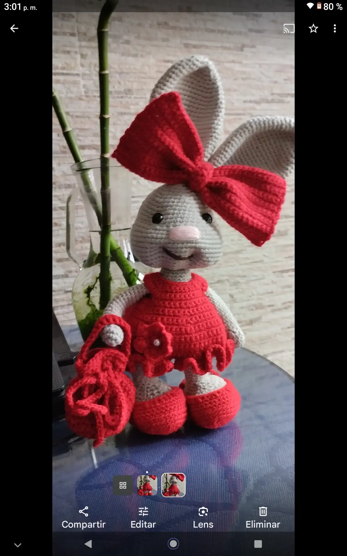 Conejita amigurumi con vestido rojo