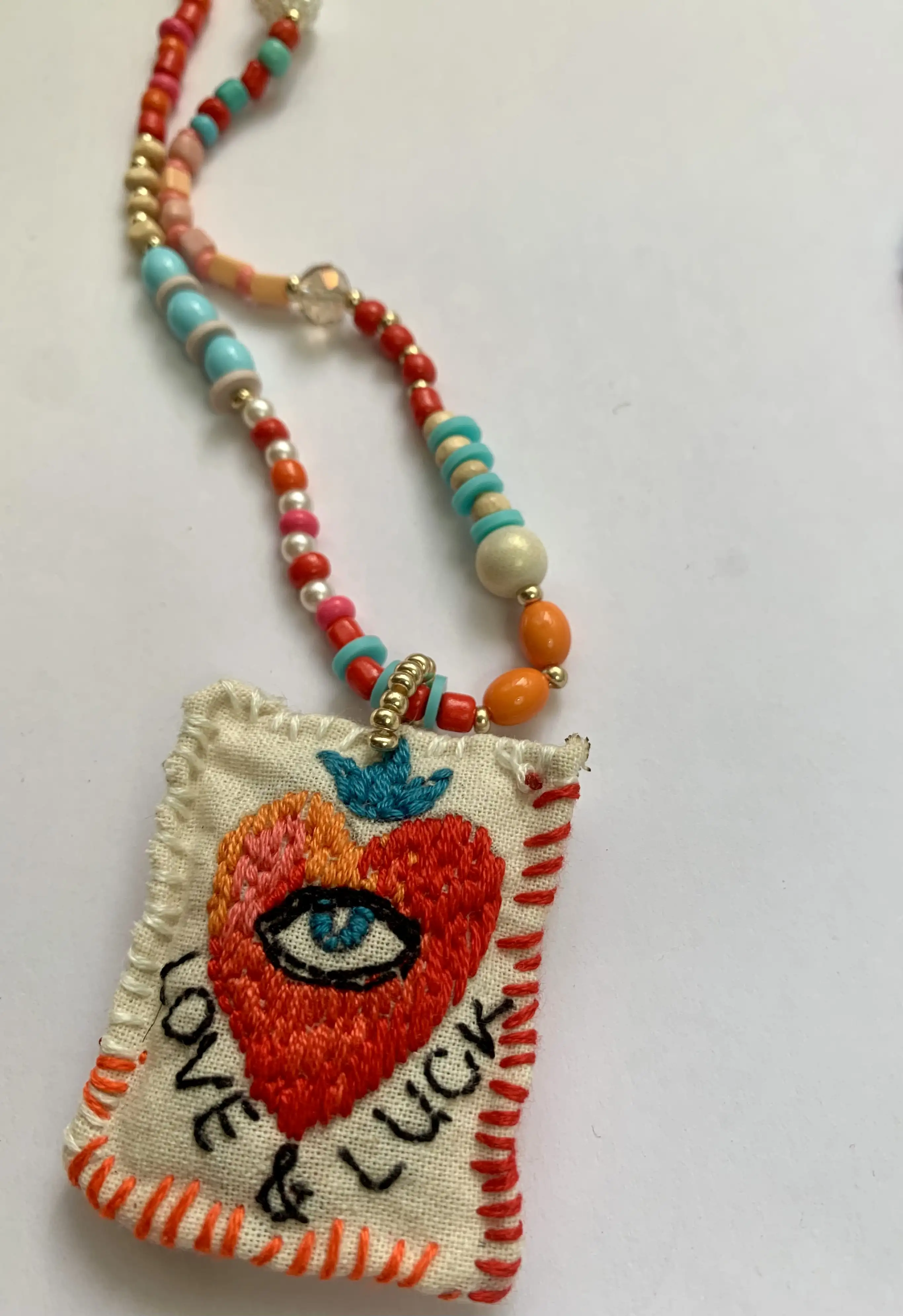 Collar bordado a mano