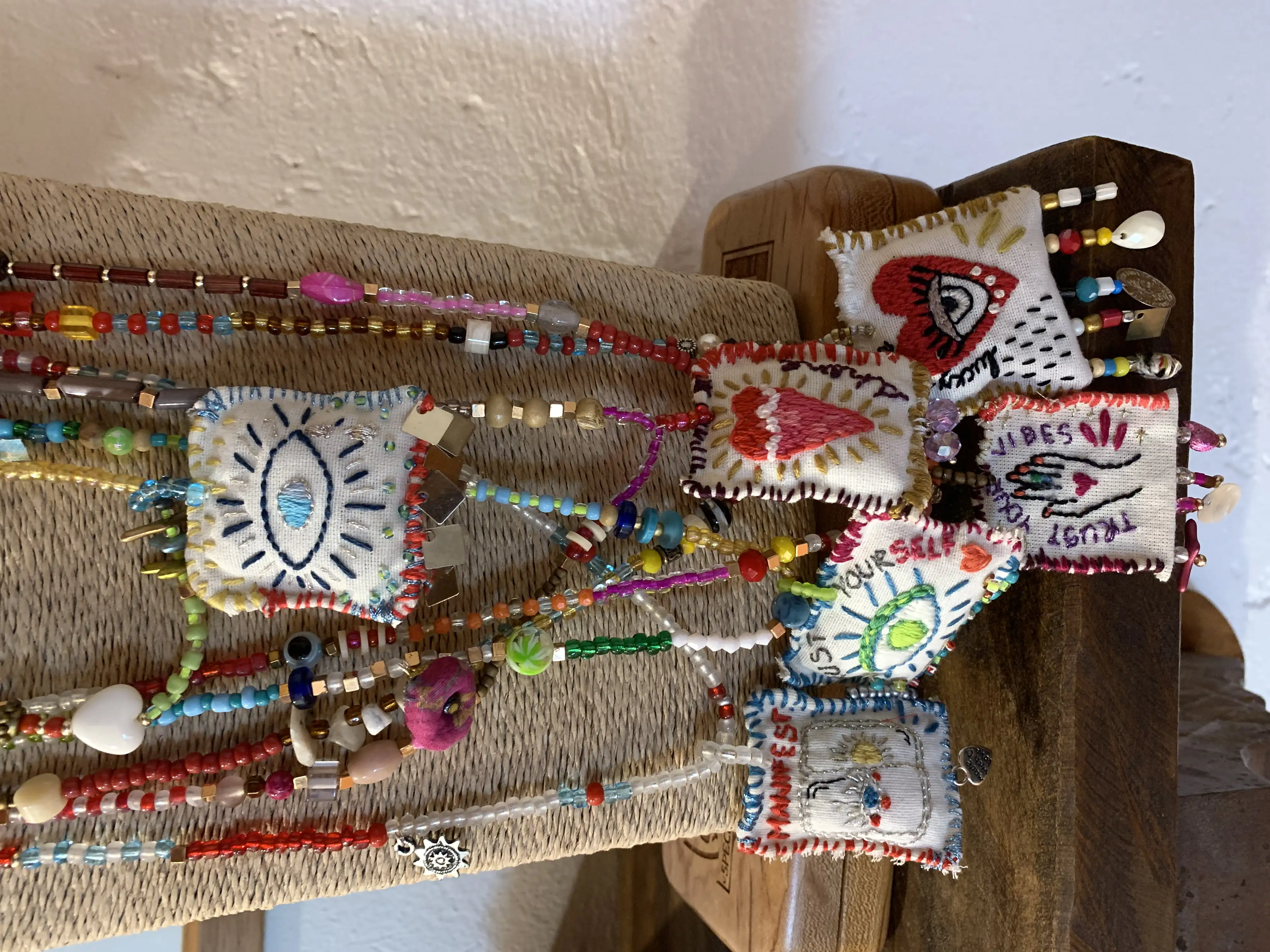 Collares bordados a mano - Imagen 2
